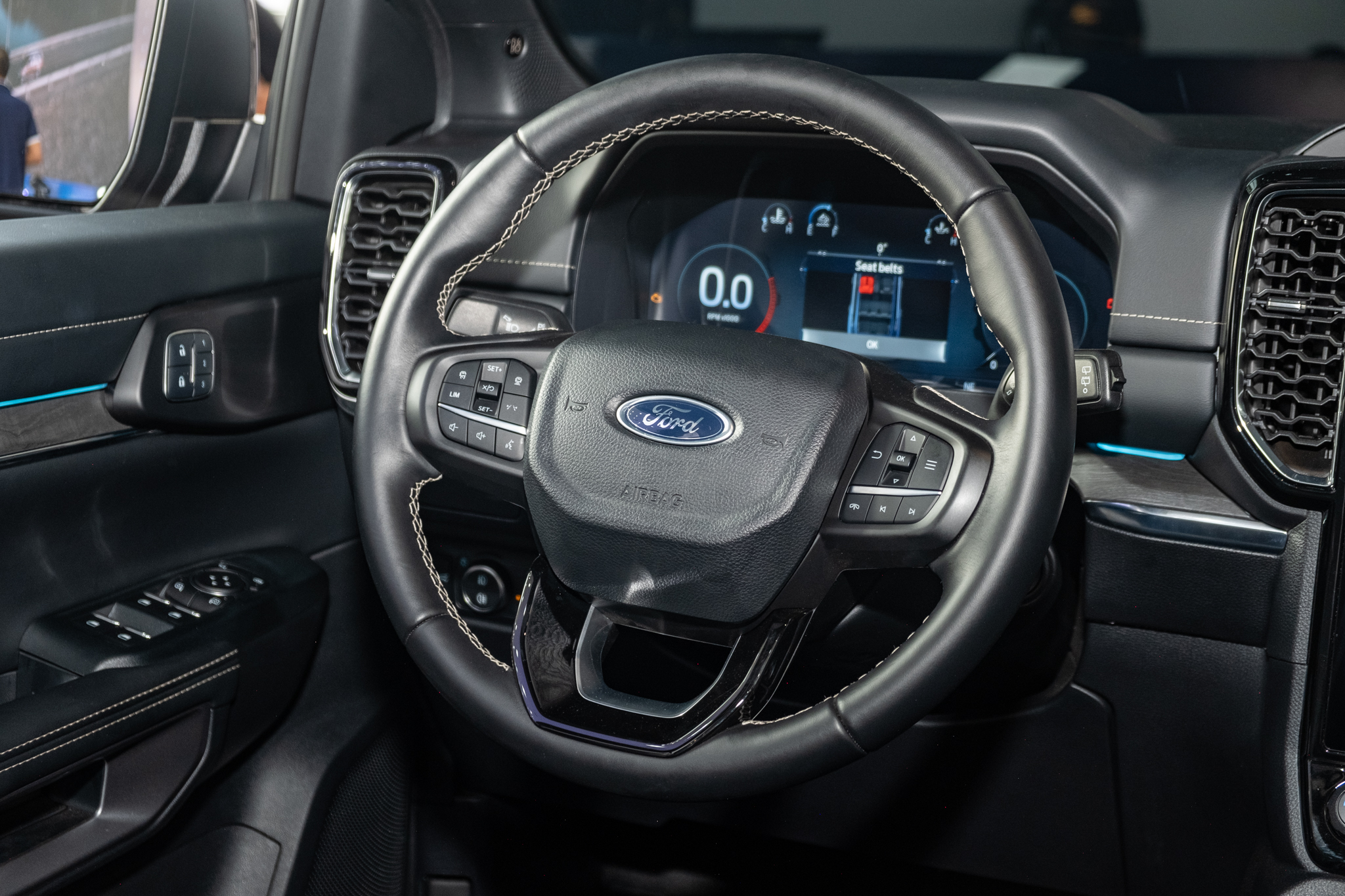 Chọn Ford Everest Titanium hay thêm 77 triệu lấy bản Platinum với nhiều tiện nghi cao cấp, bảng so sánh này sẽ giúp bạn dễ lựa chọn hơn- Ảnh 9. Chọn Ford Everest Titanium hay thêm 77 triệu lấy bản Platinum với nhiều tiện nghi cao cấp, bảng so sánh này sẽ giúp bạn dễ lựa chọn hơn- Ảnh 9.