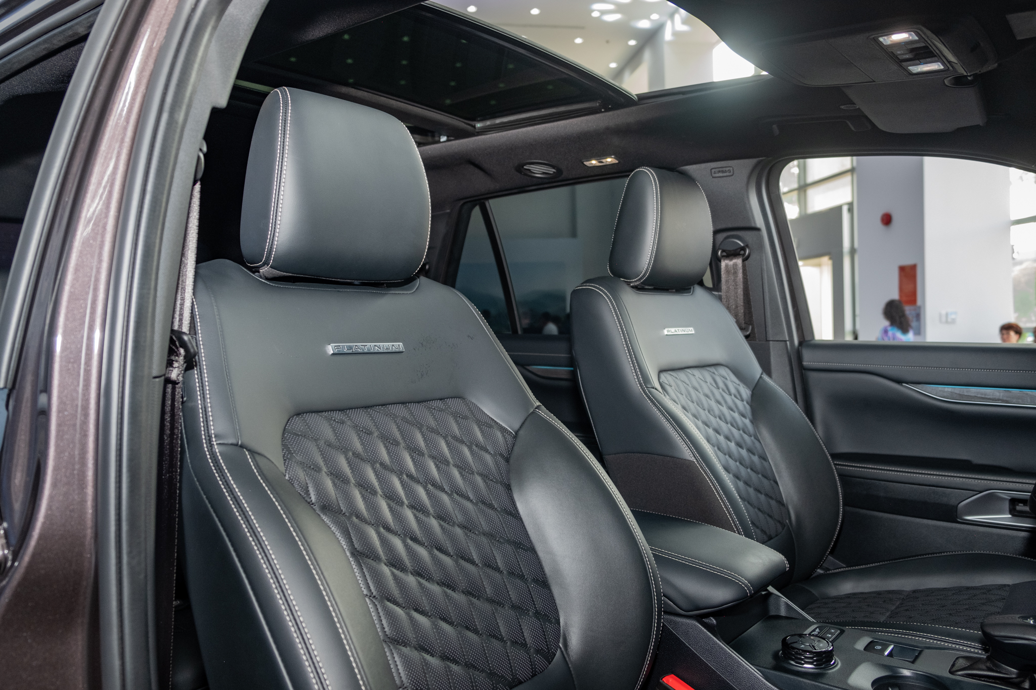 Cận cảnh Ford Everest Platinum vừa ra mắt Việt Nam: Vượt trội về công nghệ, động cơ gây tiếc nuối - Ảnh 8. Cận cảnh Ford Everest Platinum vừa ra mắt Việt Nam: Vượt trội về công nghệ, động cơ gây tiếc nuối - Ảnh 8.