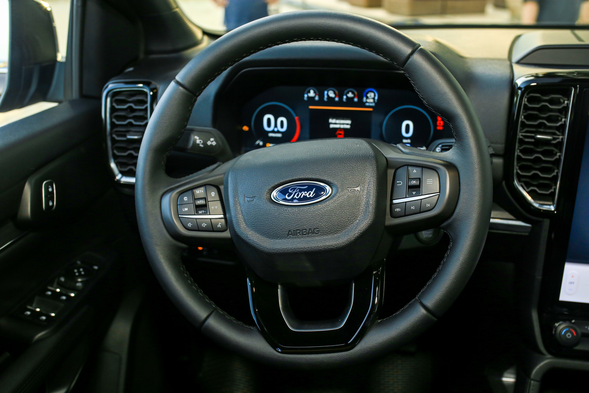 Chọn Ford Everest Titanium hay thêm 77 triệu lấy bản Platinum với nhiều tiện nghi cao cấp, bảng so sánh này sẽ giúp bạn dễ lựa chọn hơn- Ảnh 10. Chọn Ford Everest Titanium hay thêm 77 triệu lấy bản Platinum với nhiều tiện nghi cao cấp, bảng so sánh này sẽ giúp bạn dễ lựa chọn hơn- Ảnh 10.