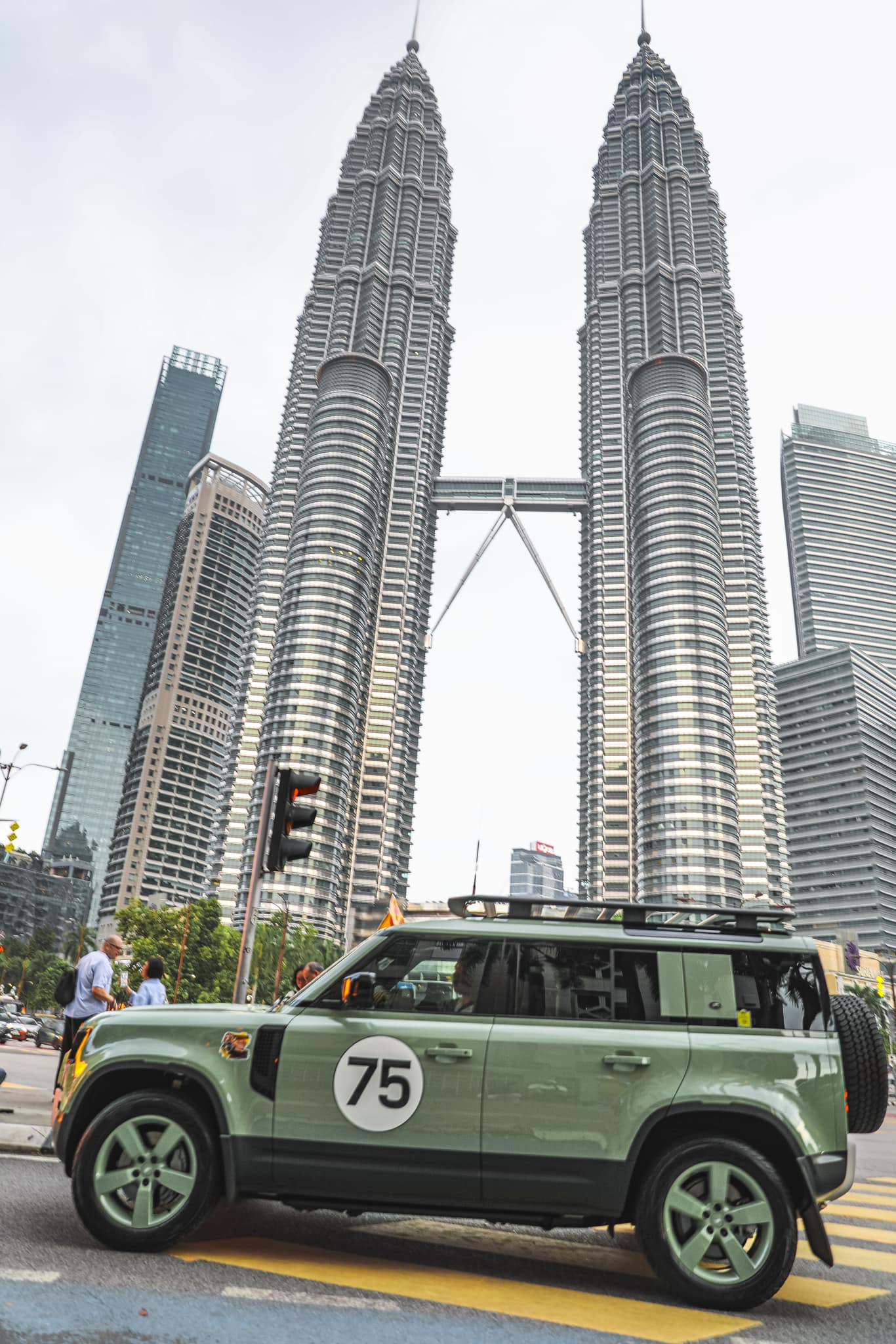 Sau chuyến phượt Trung Quốc, tay chơi Việt đem Land Rover Defender 7 tỷ xuyên Đông Nam Á, chạy qua cả nước tay lái nghịch- Ảnh 2. Sau chuyến phượt Trung Quốc, tay chơi Việt đem Land Rover Defender 7 tỷ xuyên Đông Nam Á, chạy qua cả nước tay lái nghịch- Ảnh 2.