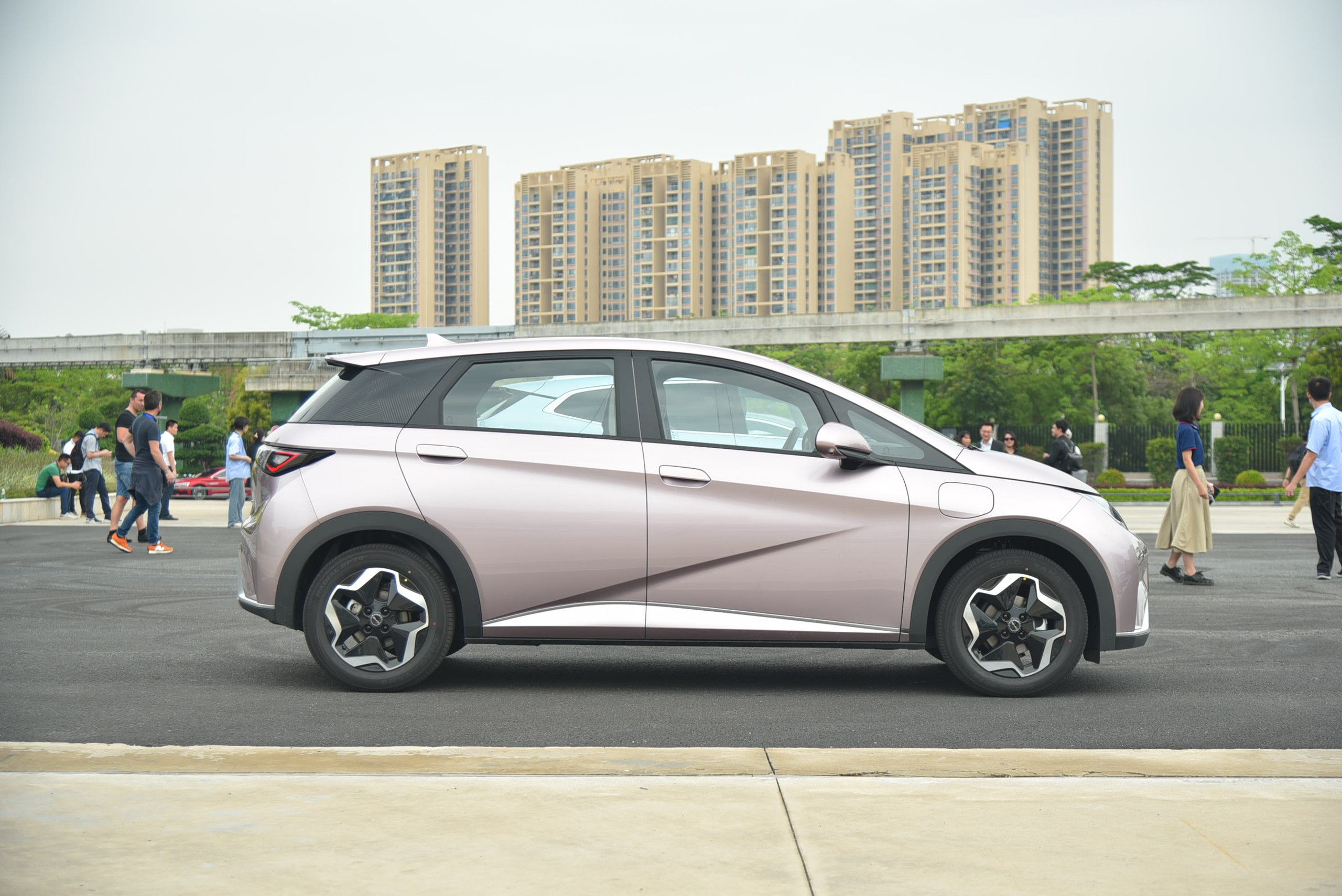 Sang tận nhà máy bên Trung Quốc để soi BYD Dolphin sắp về Việt Nam: Nhiều đồ chơi vượt tầm phân khúc - Ảnh 2.