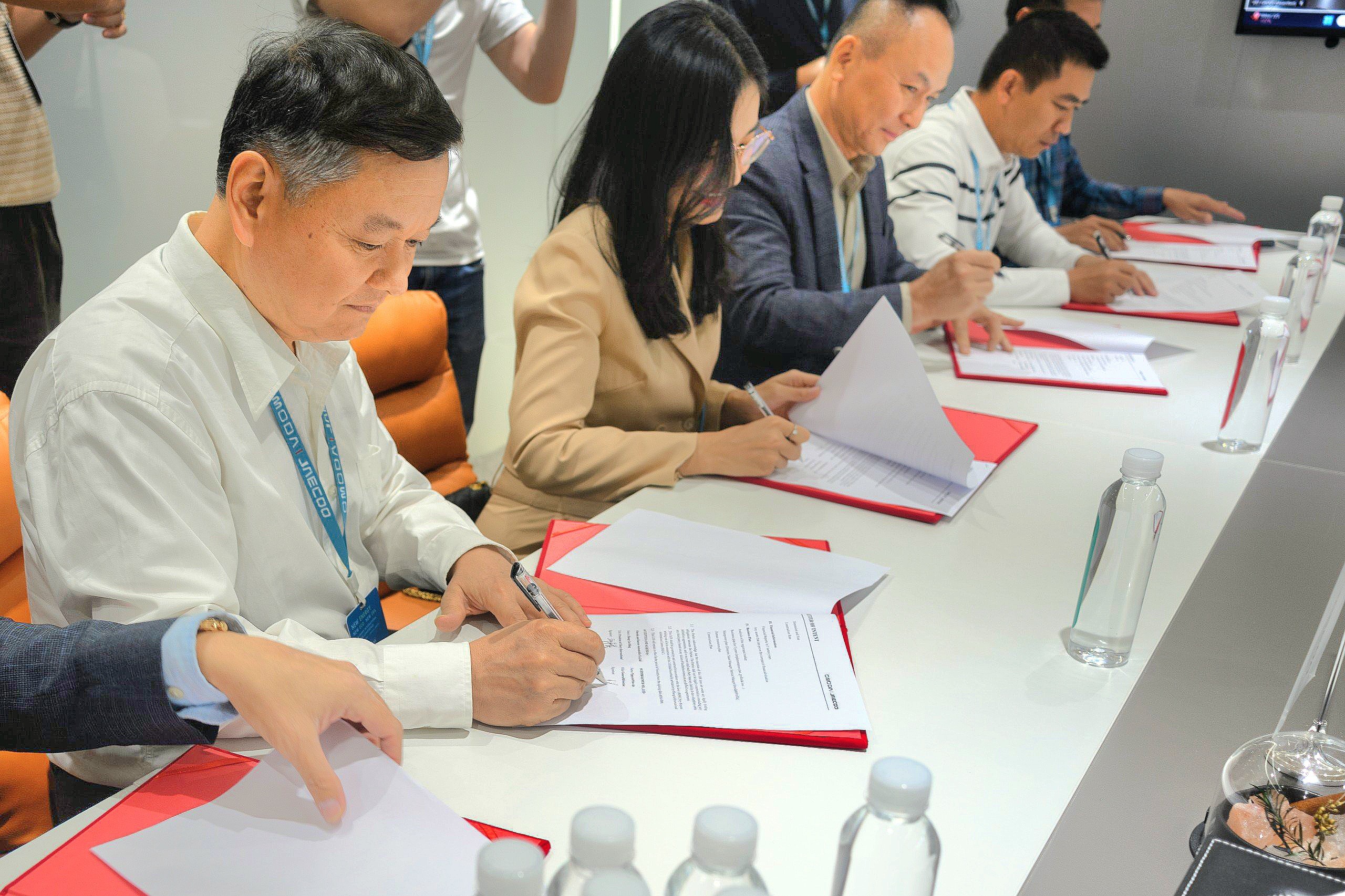 14 đại gia ngành xe Việt Nam ký mở đại lý Omoda, Jaecoo: Bán xe từ quý III, có showroom cùng nhà với Jeep, chấp nhận không lãi năm đầu- Ảnh 3. 14 đại gia ngành xe Việt Nam ký mở đại lý Omoda, Jaecoo: Bán xe từ quý III, có showroom cùng nhà với Jeep, chấp nhận không lãi năm đầu- Ảnh 3.