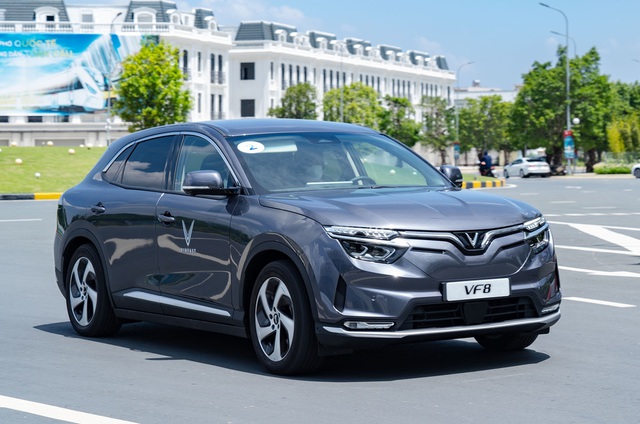 Người phụ nữ đầu tiên sở hữu VinFast VF 8 tại Texas: 'Muốn chứng minh xe của người Việt làm ra rất tốt' - Ảnh 4. Người phụ nữ đầu tiên sở hữu VinFast VF 8 tại Texas: 'Muốn chứng minh xe của người Việt làm ra rất tốt' - Ảnh 4.