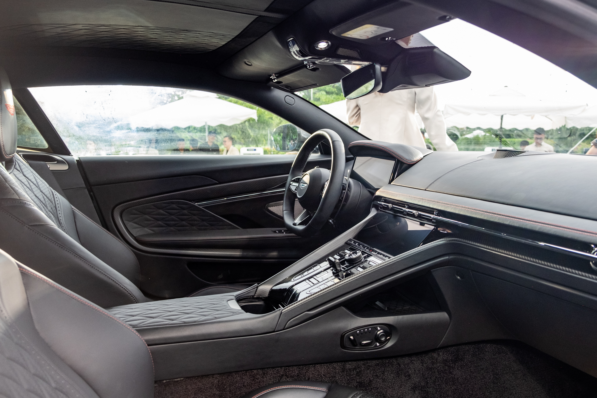 Aston Martin DB12 ra mắt Việt Nam: Giá từ 19,5 tỷ, đại gia thích mui trần hay option riêng vẫn đặt được nhưng cần chờ đợi- Ảnh 3. Aston Martin DB12 ra mắt Việt Nam: Giá từ 19,5 tỷ, đại gia thích mui trần hay option riêng vẫn đặt được nhưng cần chờ đợi- Ảnh 3.