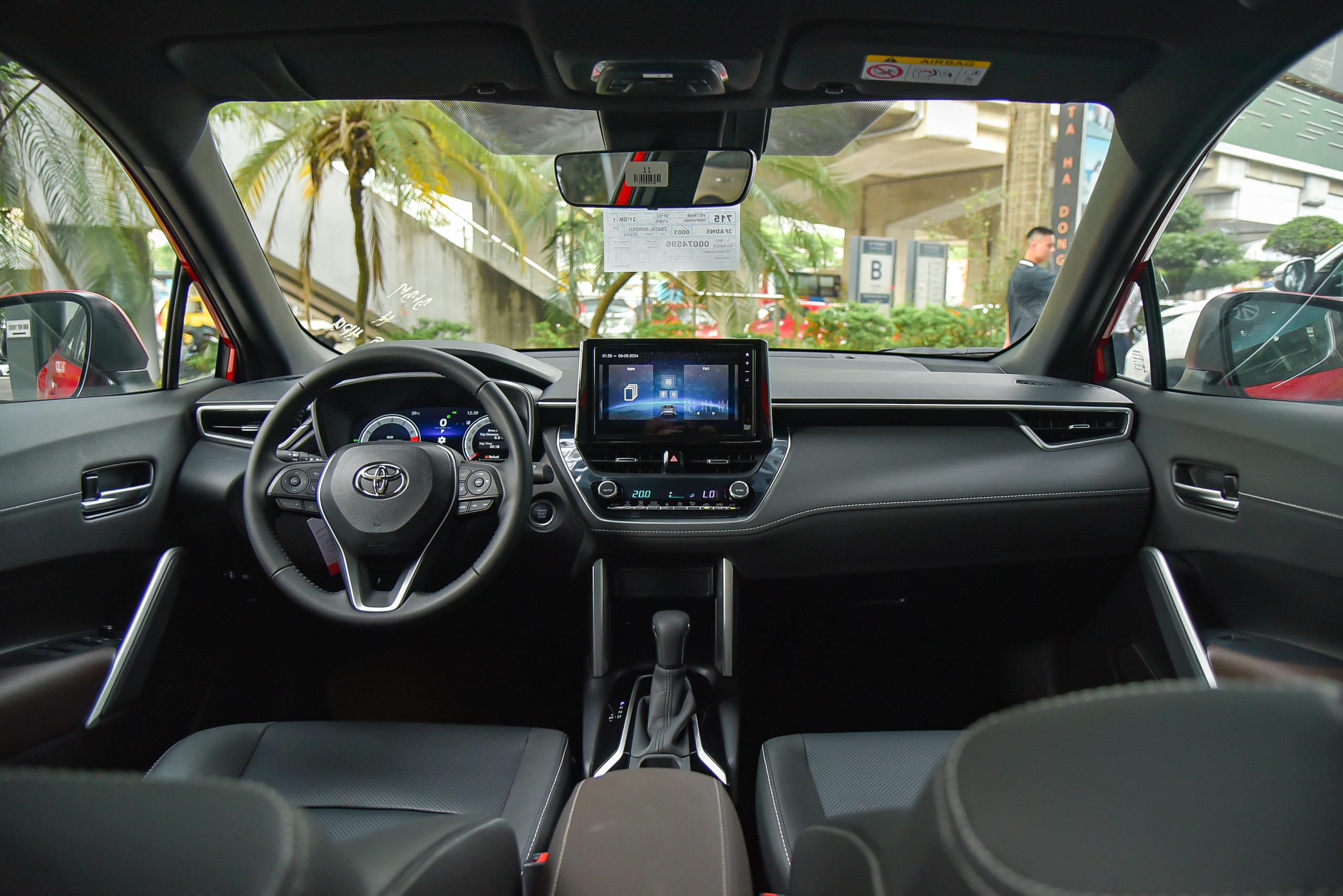 Ngồi thử Toyota Corolla Cross bản xăng giá 820 triệu đồng: Tiết kiệm 85 triệu đồng so với bản hybrid nhưng trang bị không thua kém nhiều - Ảnh 7. Ngồi thử Toyota Corolla Cross bản xăng giá 820 triệu đồng: Tiết kiệm 85 triệu đồng so với bản hybrid nhưng trang bị không thua kém nhiều - Ảnh 7.