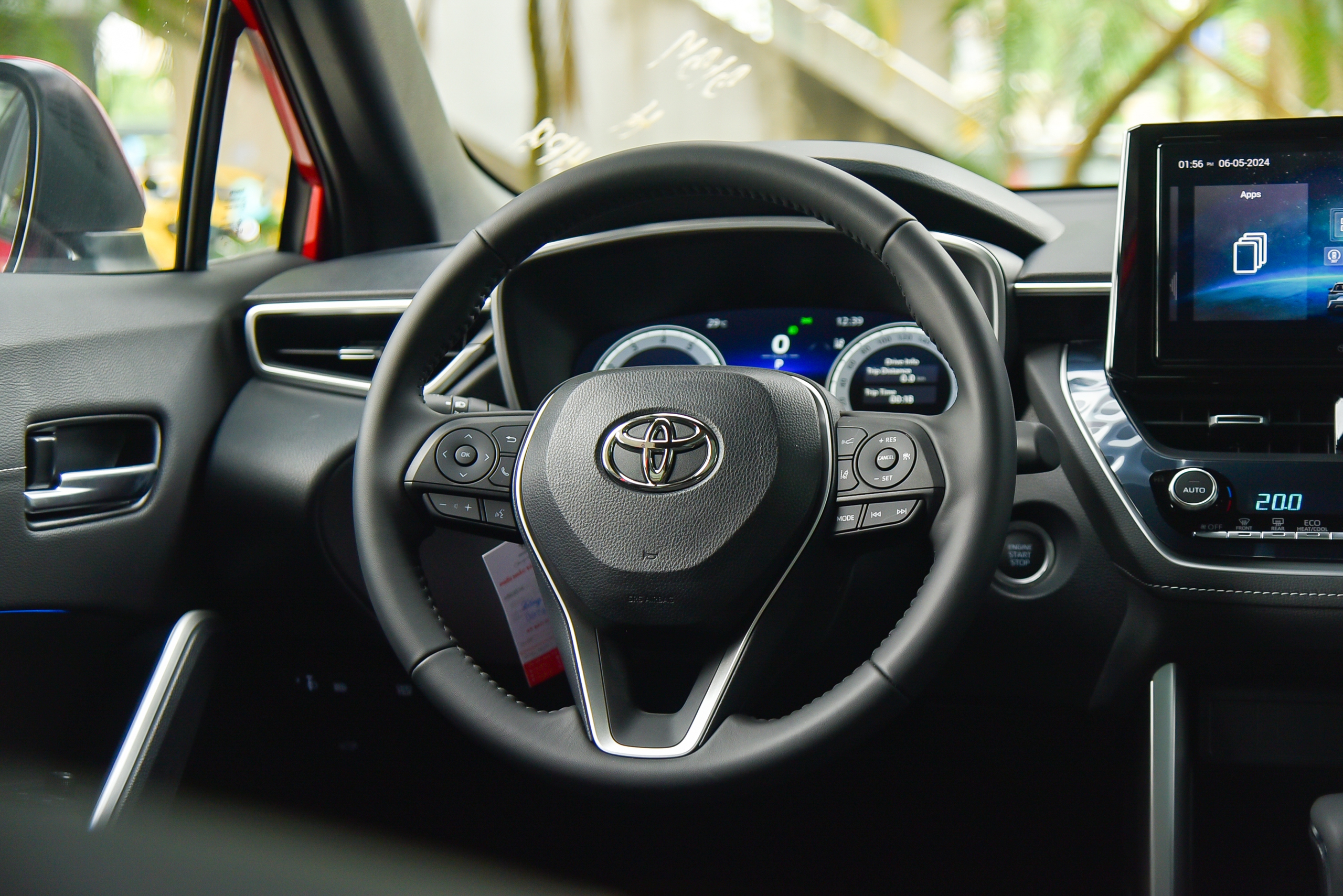 Ngồi thử Toyota Corolla Cross bản xăng giá 820 triệu đồng: Tiết kiệm 85 triệu đồng so với bản hybrid nhưng trang bị không thua kém nhiều - Ảnh 8. Ngồi thử Toyota Corolla Cross bản xăng giá 820 triệu đồng: Tiết kiệm 85 triệu đồng so với bản hybrid nhưng trang bị không thua kém nhiều - Ảnh 8.