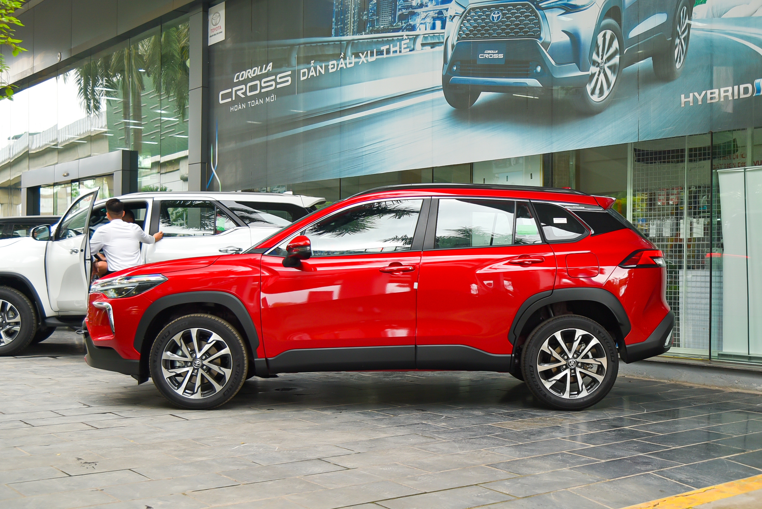 Ngồi thử Toyota Corolla Cross bản xăng giá 820 triệu đồng: Tiết kiệm 85 triệu đồng so với bản hybrid nhưng trang bị không thua kém nhiều - Ảnh 4. Ngồi thử Toyota Corolla Cross bản xăng giá 820 triệu đồng: Tiết kiệm 85 triệu đồng so với bản hybrid nhưng trang bị không thua kém nhiều - Ảnh 4.