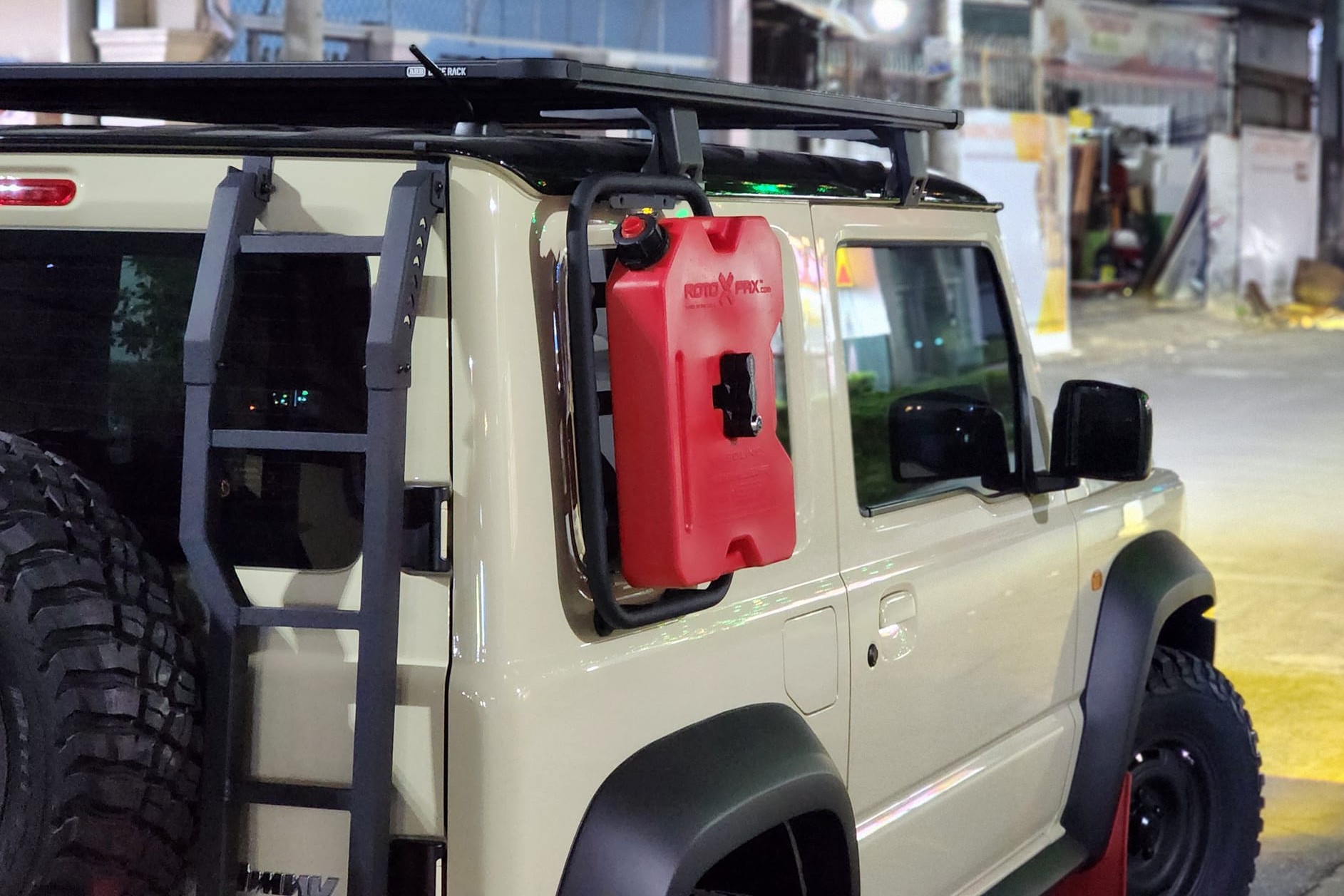 Đằng sau có lắp thêm một thang nhỏ, bên phải là thùng đựng nhiên liệu Rotopax (Mỹ). Đằng sau có lắp thêm một thang nhỏ, bên phải là thùng đựng nhiên liệu Rotopax (Mỹ).