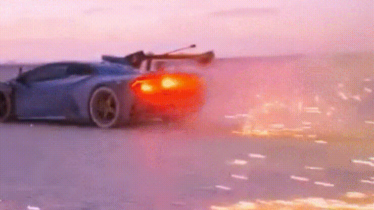 Quay video trực thăng bắn pháo hoa vào Lamborghini câu view, YouTuber đối mặt án phạt nặng bất ngờ: 10 năm tù giam- Ảnh 2. Quay video trực thăng bắn pháo hoa vào Lamborghini câu view, YouTuber đối mặt án phạt nặng bất ngờ: 10 năm tù giam- Ảnh 2.