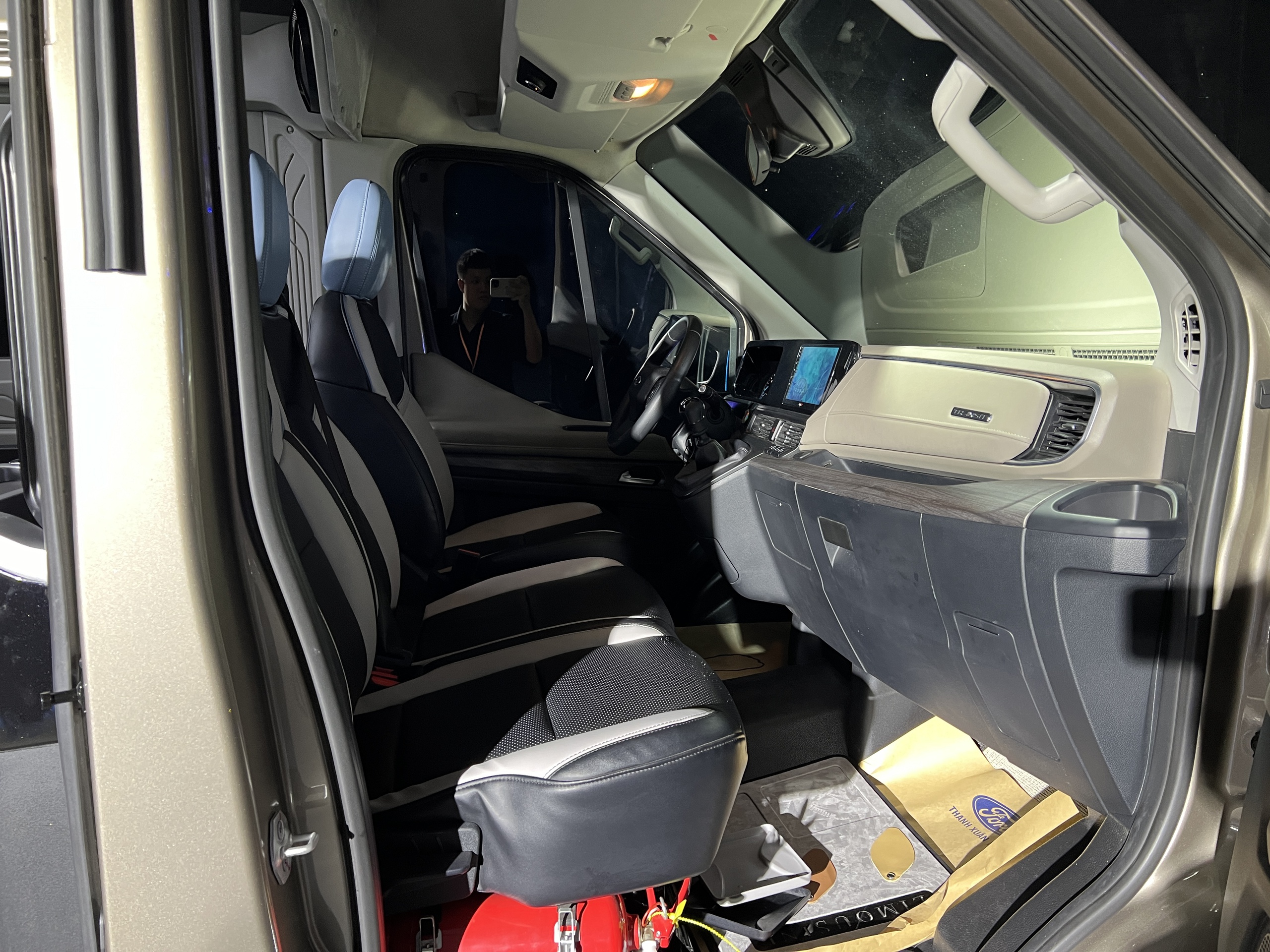 Chi tiết Ford Transit 2024 bản cao cấp nhất tại Việt Nam: Giá gần 1,5 tỷ, ghế thương gia, TV Android lớn, trần tích hợp LED ‘xịn sò’- Ảnh 6. Chi tiết Ford Transit 2024 bản cao cấp nhất tại Việt Nam: Giá gần 1,5 tỷ, ghế thương gia, TV Android lớn, trần tích hợp LED ‘xịn sò’- Ảnh 6.