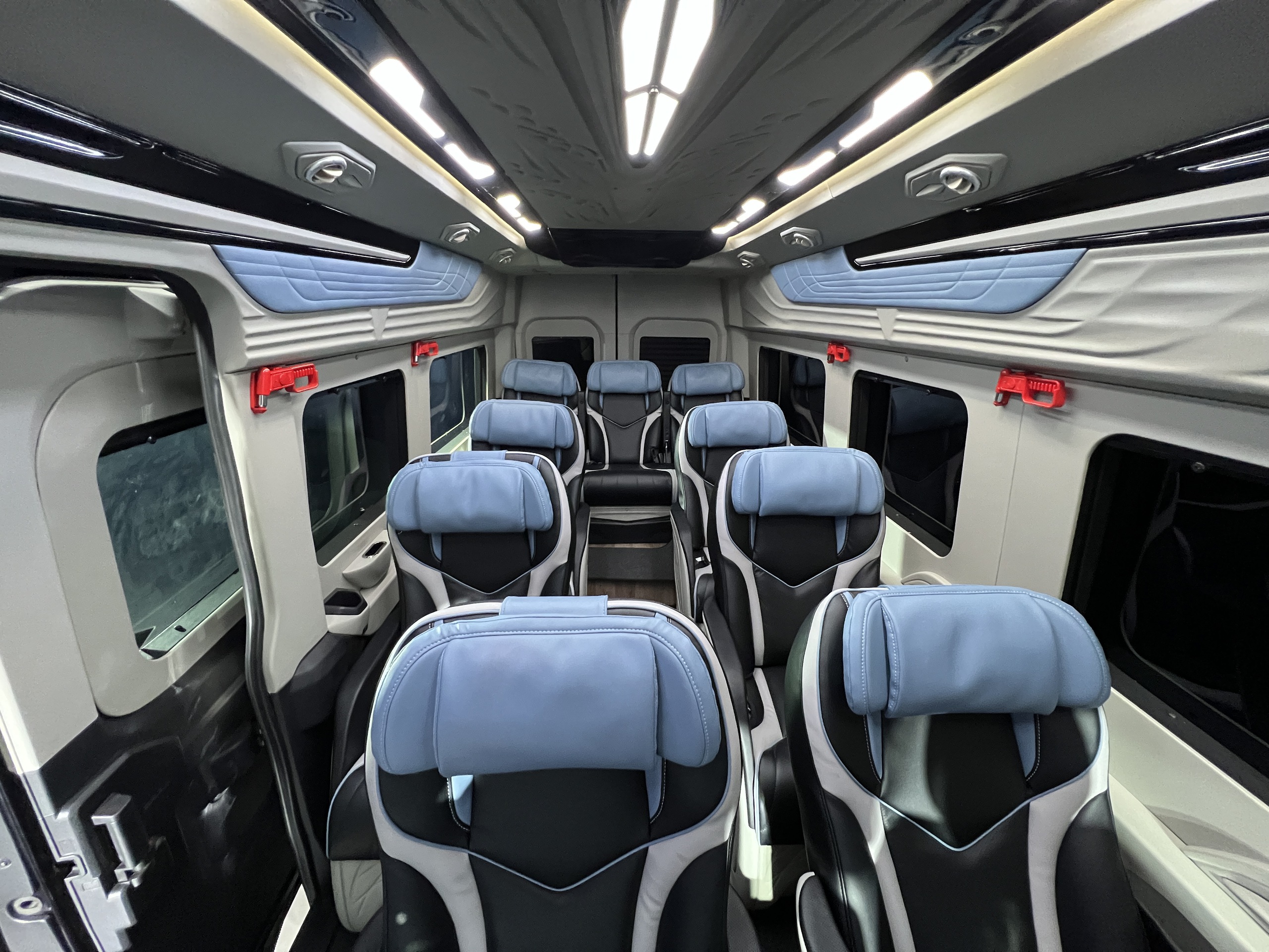 Chi tiết Ford Transit 2024 bản cao cấp nhất tại Việt Nam: Giá gần 1,5 tỷ, ghế thương gia, TV Android lớn, trần tích hợp LED ‘xịn sò’- Ảnh 16. Chi tiết Ford Transit 2024 bản cao cấp nhất tại Việt Nam: Giá gần 1,5 tỷ, ghế thương gia, TV Android lớn, trần tích hợp LED ‘xịn sò’- Ảnh 16.