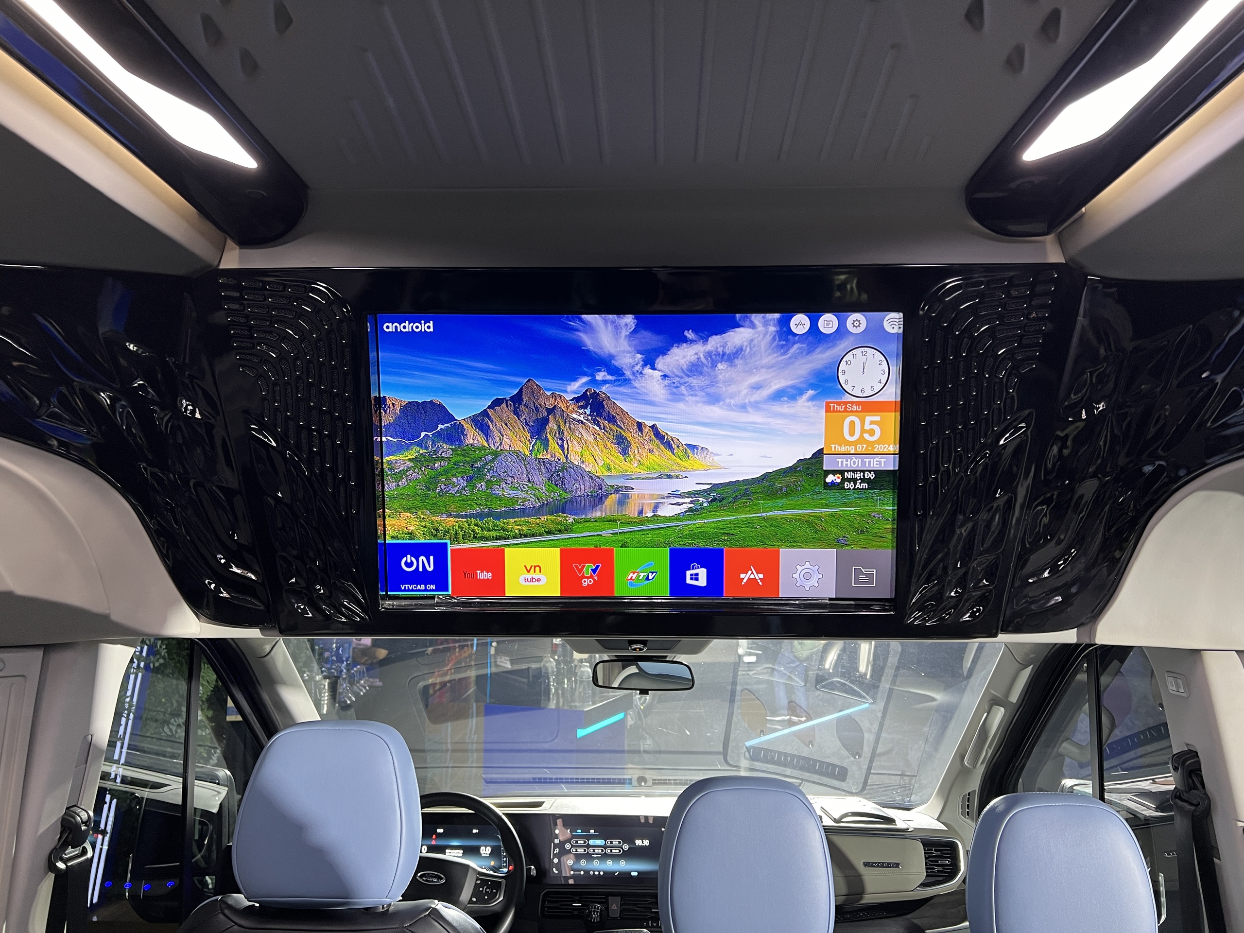 Chi tiết Ford Transit 2024 bản cao cấp nhất tại Việt Nam: Giá gần 1,5 tỷ, ghế thương gia, TV Android lớn, trần tích hợp LED ‘xịn sò’- Ảnh 18. Chi tiết Ford Transit 2024 bản cao cấp nhất tại Việt Nam: Giá gần 1,5 tỷ, ghế thương gia, TV Android lớn, trần tích hợp LED ‘xịn sò’- Ảnh 18.