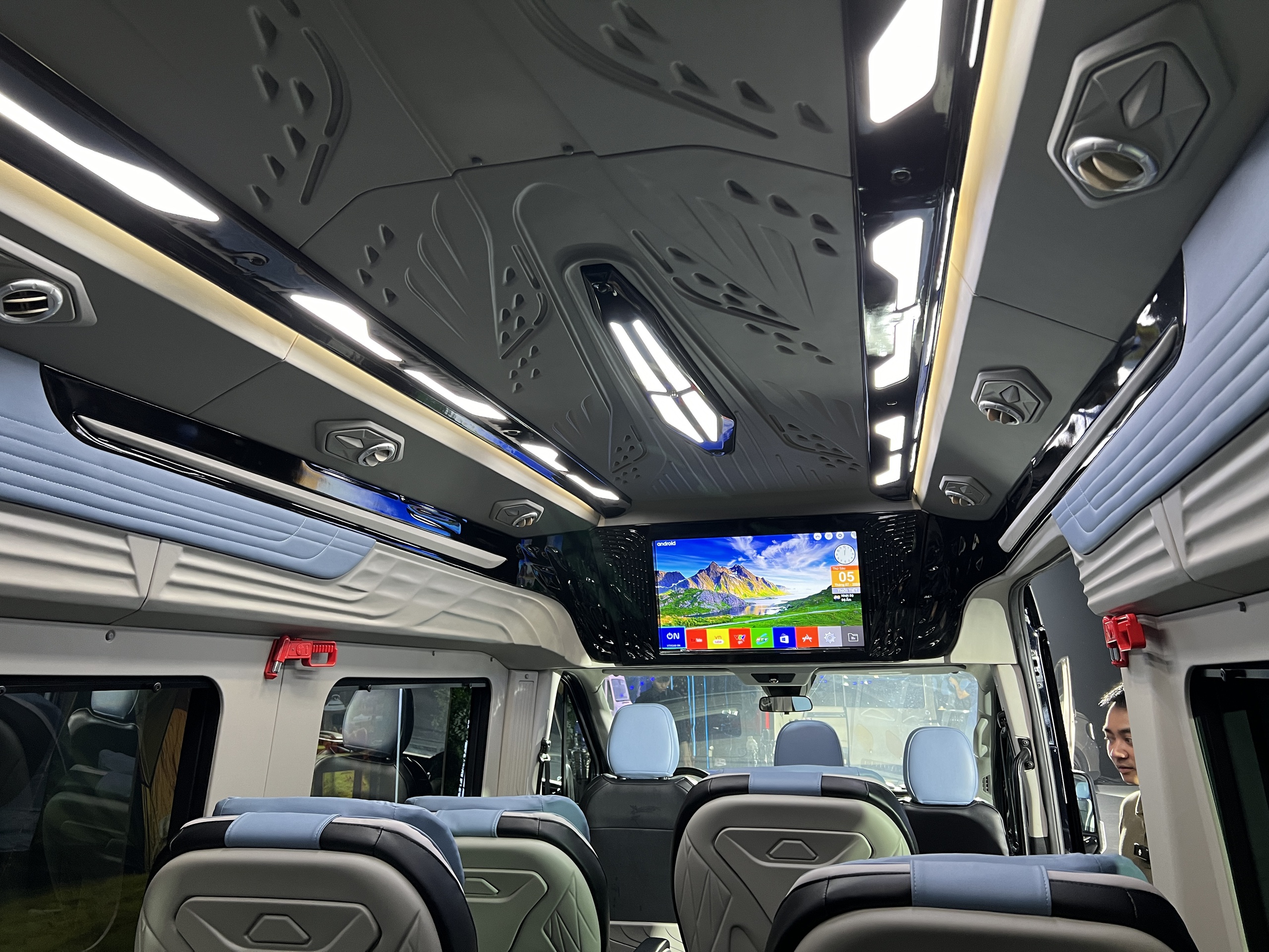 Chi tiết Ford Transit 2024 bản cao cấp nhất tại Việt Nam: Giá gần 1,5 tỷ, ghế thương gia, TV Android lớn, trần tích hợp LED ‘xịn sò’- Ảnh 17. Chi tiết Ford Transit 2024 bản cao cấp nhất tại Việt Nam: Giá gần 1,5 tỷ, ghế thương gia, TV Android lớn, trần tích hợp LED ‘xịn sò’- Ảnh 17.