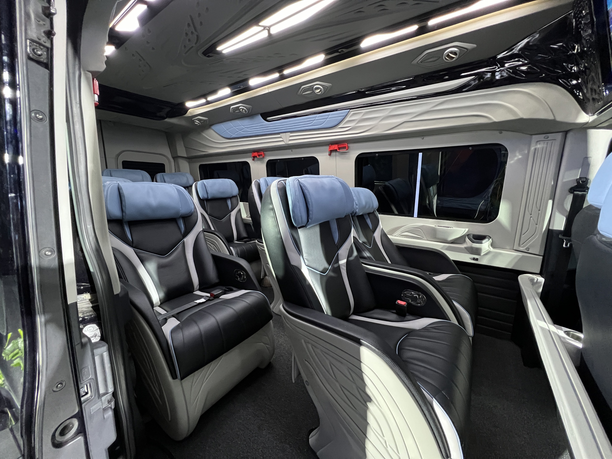 Chi tiết Ford Transit 2024 bản cao cấp nhất tại Việt Nam: Giá gần 1,5 tỷ, ghế thương gia, TV Android lớn, trần tích hợp LED ‘xịn sò’- Ảnh 15. Chi tiết Ford Transit 2024 bản cao cấp nhất tại Việt Nam: Giá gần 1,5 tỷ, ghế thương gia, TV Android lớn, trần tích hợp LED ‘xịn sò’- Ảnh 15.