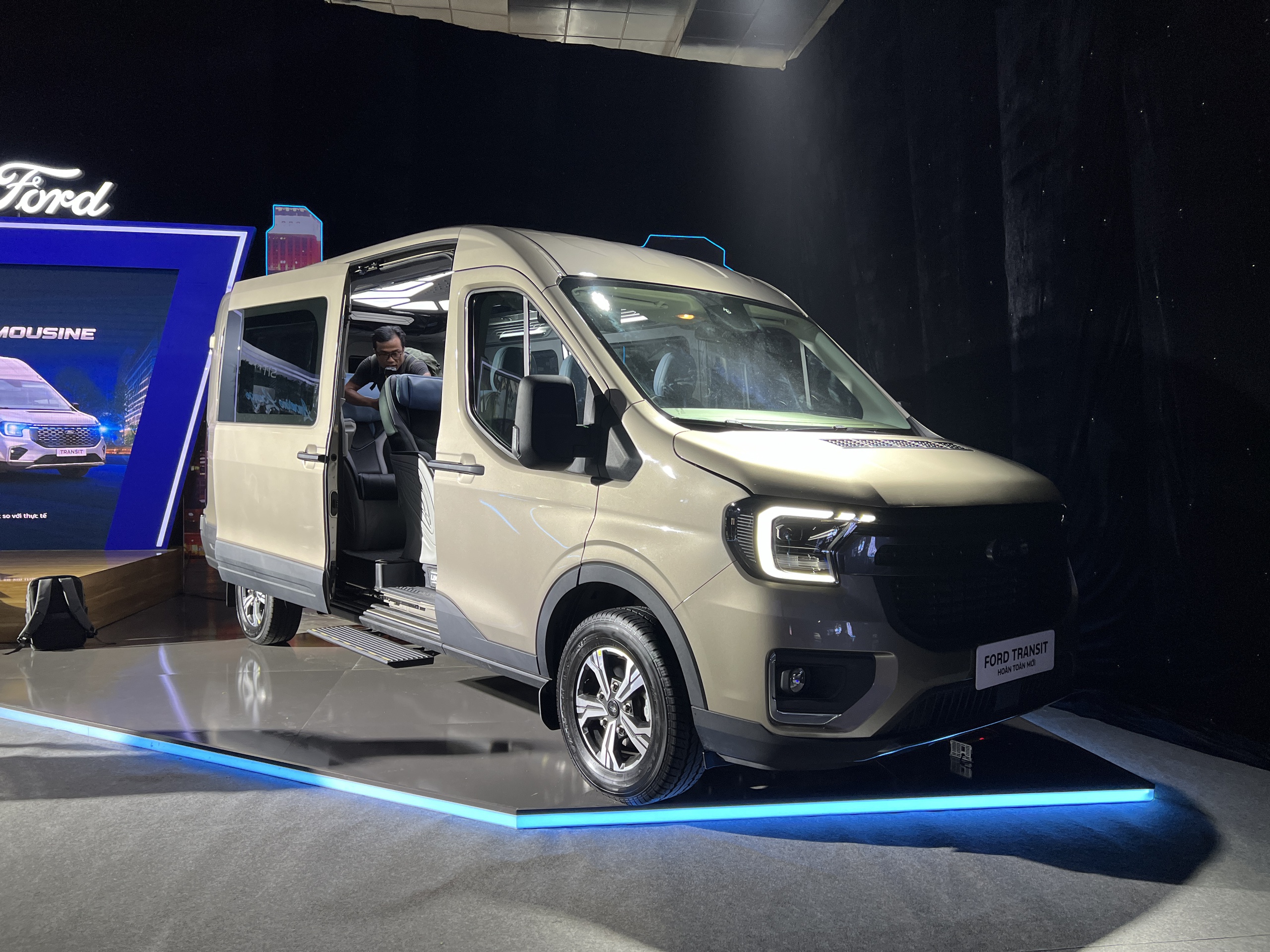 Chi tiết Ford Transit 2024 bản cao cấp nhất tại Việt Nam: Giá gần 1,5 tỷ, ghế thương gia, TV Android lớn, trần tích hợp LED ‘xịn sò’- Ảnh 2. Chi tiết Ford Transit 2024 bản cao cấp nhất tại Việt Nam: Giá gần 1,5 tỷ, ghế thương gia, TV Android lớn, trần tích hợp LED ‘xịn sò’- Ảnh 2.