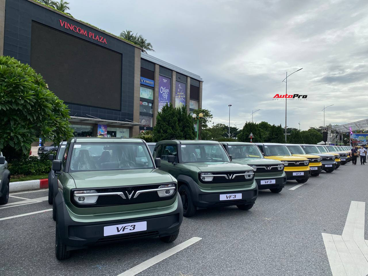 'Mục sở thị' VinFast VF 3 giao tới khách hàng: Cabin thoải mái hơn xe hạng A, gầm cao như CUV C, dễ thành 'xe điện quốc dân'- Ảnh 7. 'Mục sở thị' VinFast VF 3 giao tới khách hàng: Cabin thoải mái hơn xe hạng A, gầm cao như CUV C, dễ thành 'xe điện quốc dân'- Ảnh 7.