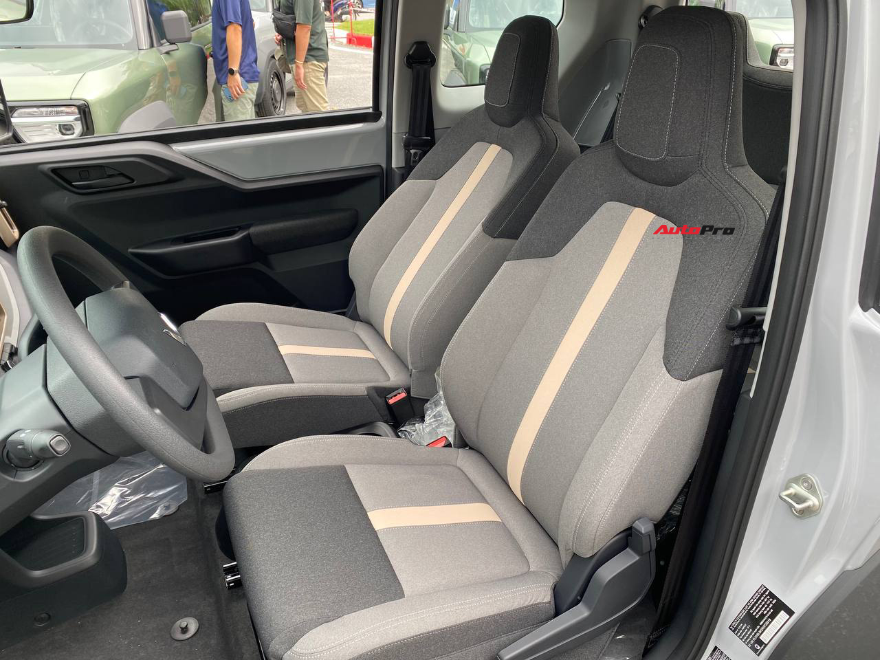 'Mục sở thị' VinFast VF 3 giao tới khách hàng: Cabin thoải mái hơn xe hạng A, gầm cao như CUV C, dễ thành 'xe điện quốc dân'- Ảnh 15. 'Mục sở thị' VinFast VF 3 giao tới khách hàng: Cabin thoải mái hơn xe hạng A, gầm cao như CUV C, dễ thành 'xe điện quốc dân'- Ảnh 15.