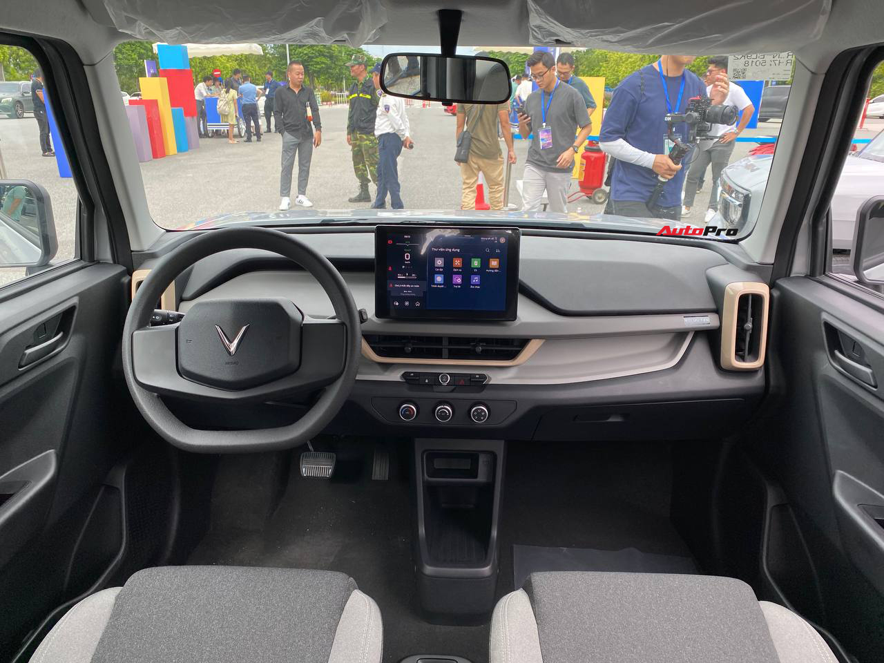 'Mục sở thị' VinFast VF 3 giao tới khách hàng: Cabin thoải mái hơn xe hạng A, gầm cao như CUV C, dễ thành 'xe điện quốc dân'- Ảnh 8. 'Mục sở thị' VinFast VF 3 giao tới khách hàng: Cabin thoải mái hơn xe hạng A, gầm cao như CUV C, dễ thành 'xe điện quốc dân'- Ảnh 8.