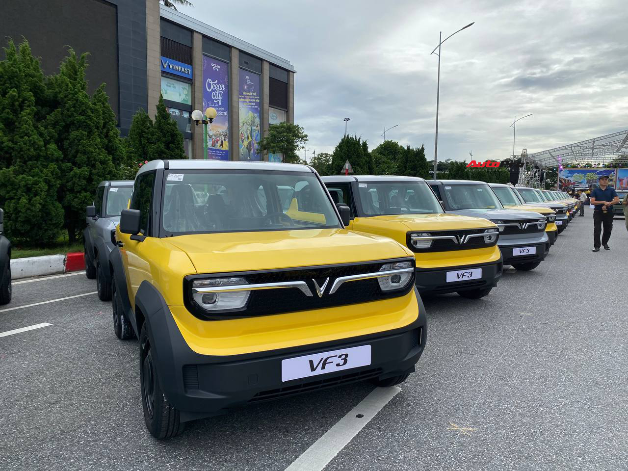 'Mục sở thị' VinFast VF 3 giao tới khách hàng: Cabin thoải mái hơn xe hạng A, gầm cao như CUV C, dễ thành 'xe điện quốc dân'- Ảnh 2. 'Mục sở thị' VinFast VF 3 giao tới khách hàng: Cabin thoải mái hơn xe hạng A, gầm cao như CUV C, dễ thành 'xe điện quốc dân'- Ảnh 2.
