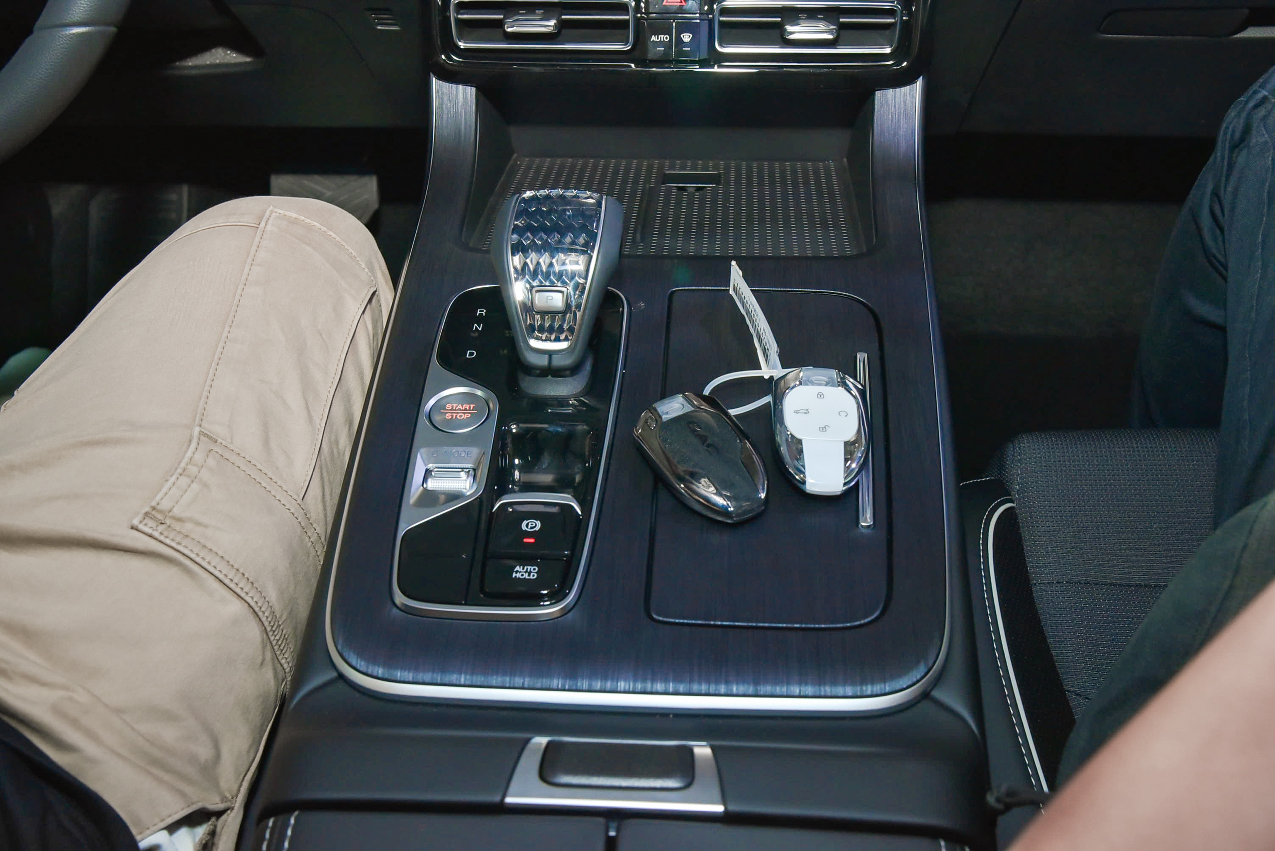 Xem thực tế GAC GS8 bản ‘base’ giá 1,269 tỷ tại Việt Nam: Đánh đổi 100 triệu lấy ghế nỉ, vô-lăng nhựa, thiếu ADAS- Ảnh 14. Xem thực tế GAC GS8 bản ‘base’ giá 1,269 tỷ tại Việt Nam: Đánh đổi 100 triệu lấy ghế nỉ, vô-lăng nhựa, thiếu ADAS- Ảnh 14.