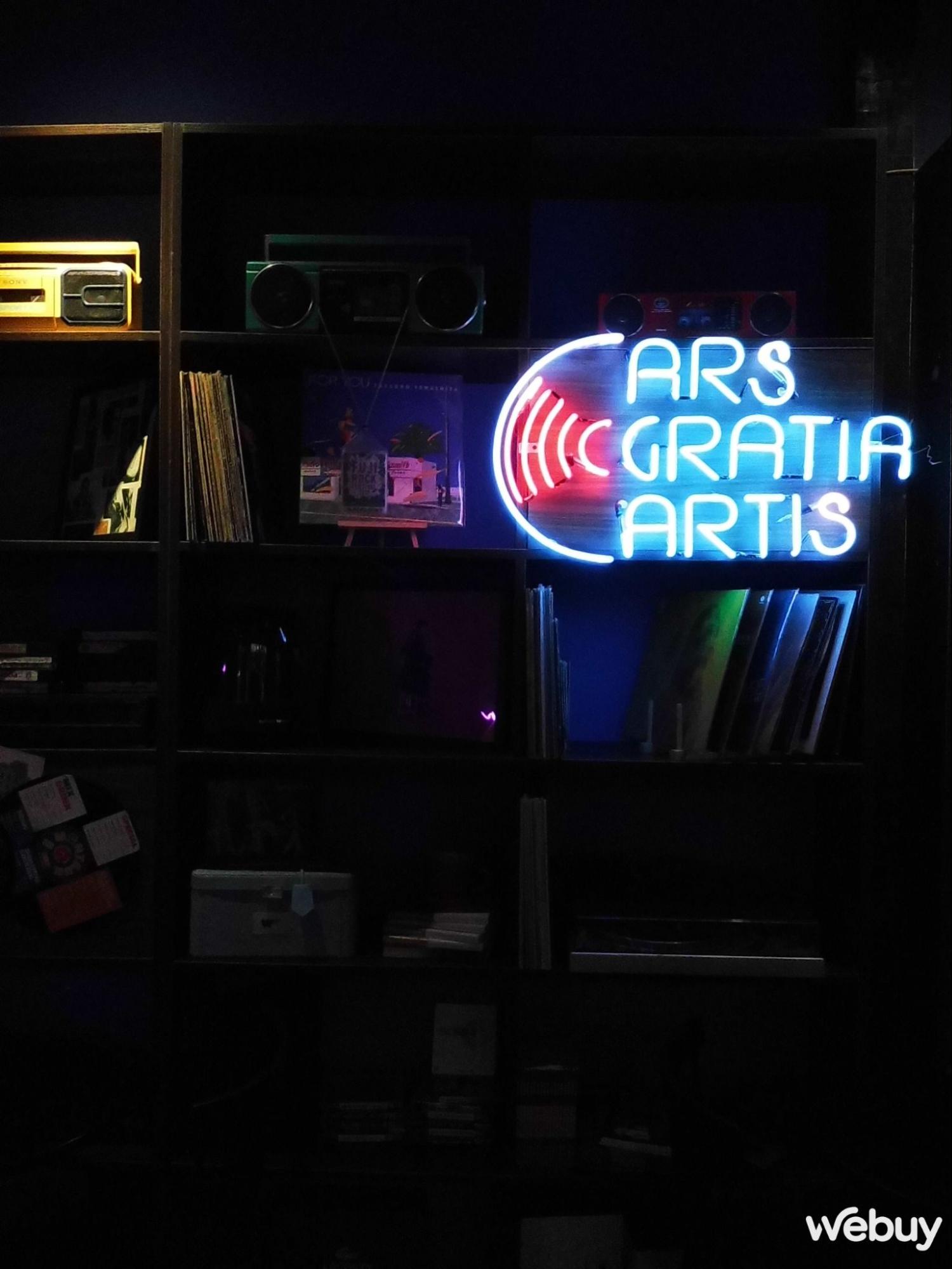 Ra đường chụp ảnh với Leica Sofort 2: Chụp in ngay và có cả bản số, màu ảnh hoài cổ- Ảnh 21. Ra đường chụp ảnh với Leica Sofort 2: Chụp in ngay và có cả bản số, màu ảnh hoài cổ- Ảnh 21.