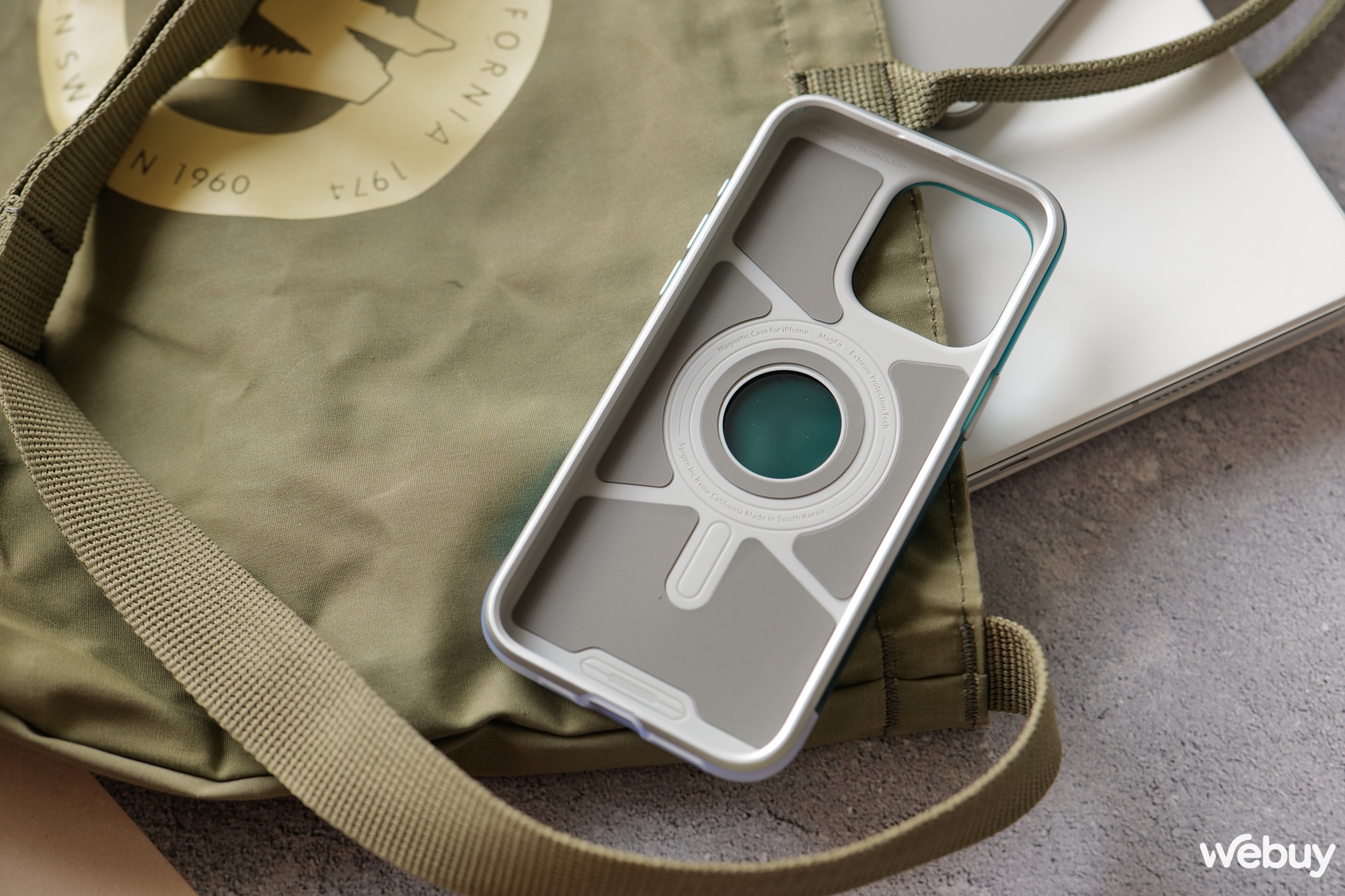 Trên tay 2 mẫu ốp lưng siêu độc lạ của Spigen dành cho iPhone 15 Pro Max- Ảnh 12. Trên tay 2 mẫu ốp lưng siêu độc lạ của Spigen dành cho iPhone 15 Pro Max- Ảnh 12.