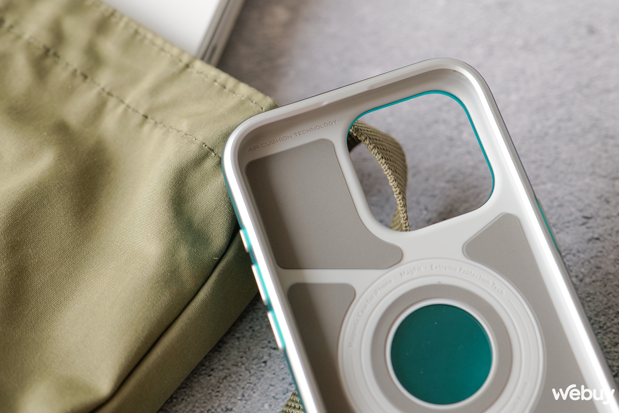 Trên tay 2 mẫu ốp lưng siêu độc lạ của Spigen dành cho iPhone 15 Pro Max- Ảnh 10. Trên tay 2 mẫu ốp lưng siêu độc lạ của Spigen dành cho iPhone 15 Pro Max- Ảnh 10.