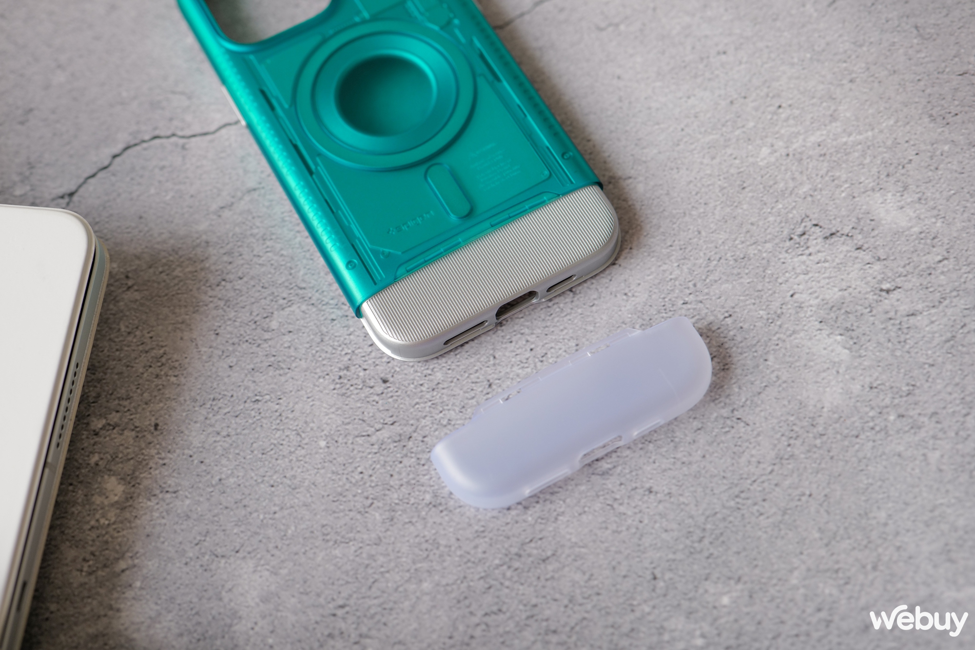 Trên tay 2 mẫu ốp lưng siêu độc lạ của Spigen dành cho iPhone 15 Pro Max- Ảnh 7. Trên tay 2 mẫu ốp lưng siêu độc lạ của Spigen dành cho iPhone 15 Pro Max- Ảnh 7.