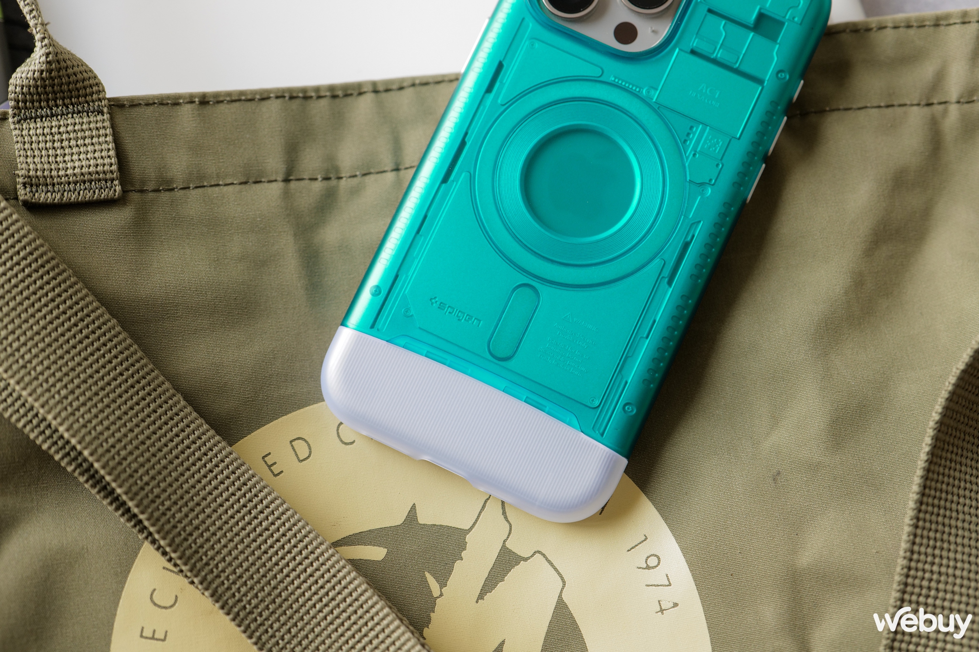 Trên tay 2 mẫu ốp lưng siêu độc lạ của Spigen dành cho iPhone 15 Pro Max- Ảnh 5. Trên tay 2 mẫu ốp lưng siêu độc lạ của Spigen dành cho iPhone 15 Pro Max- Ảnh 5.