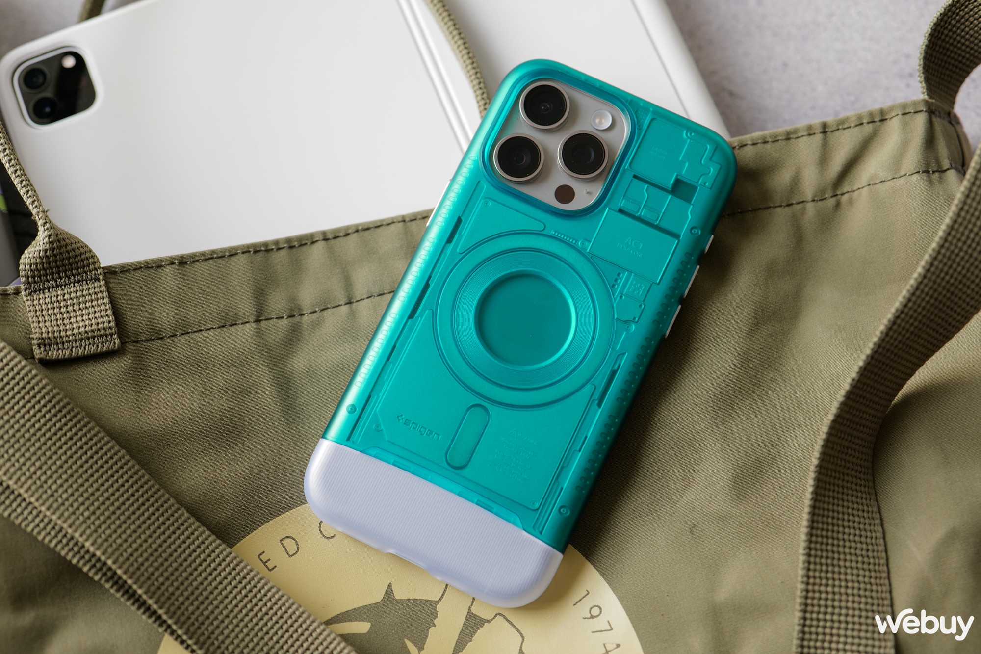 Trên tay 2 mẫu ốp lưng siêu độc lạ của Spigen dành cho iPhone 15 Pro Max- Ảnh 6. Trên tay 2 mẫu ốp lưng siêu độc lạ của Spigen dành cho iPhone 15 Pro Max- Ảnh 6.