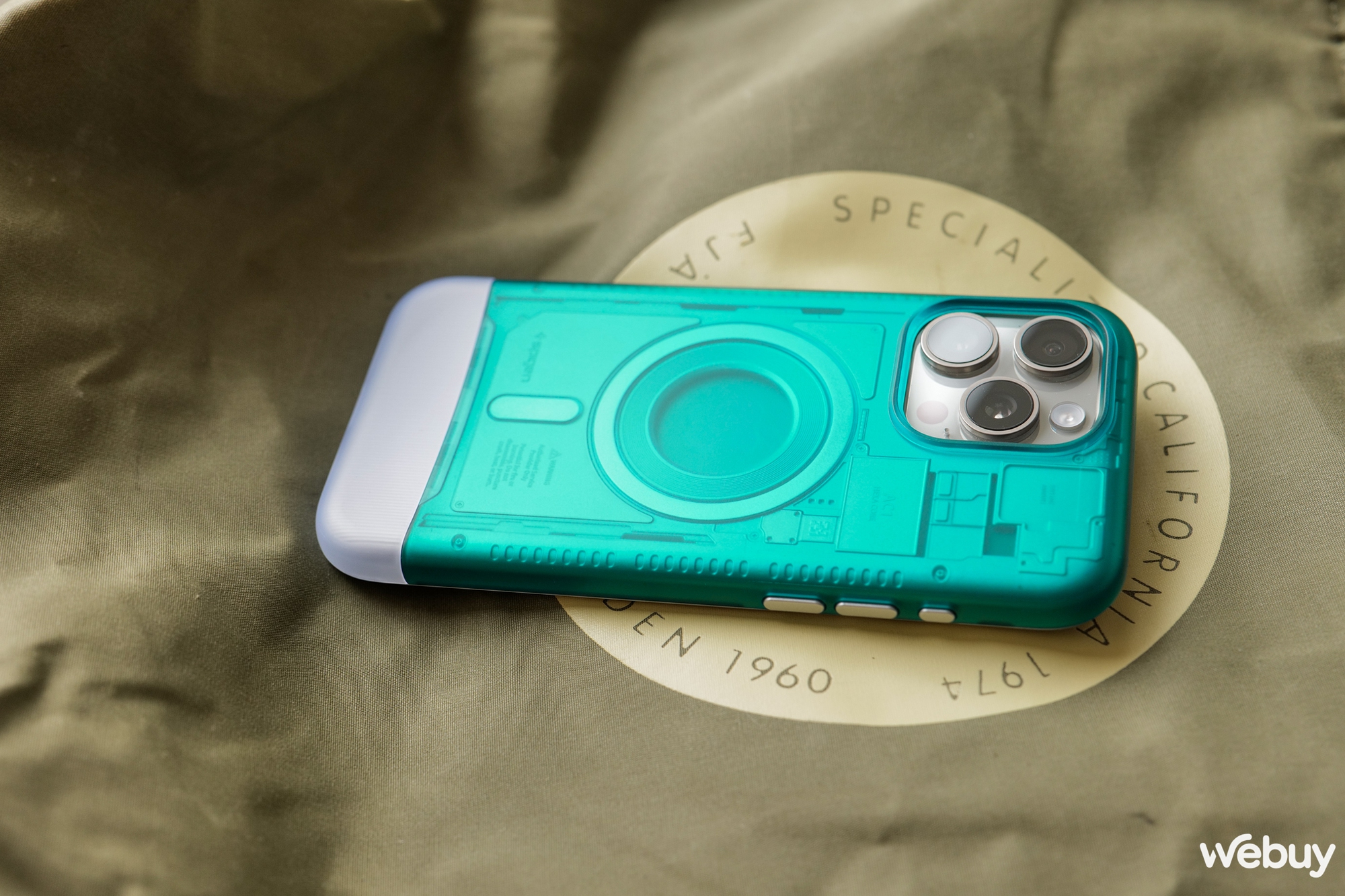 Trên tay 2 mẫu ốp lưng siêu độc lạ của Spigen dành cho iPhone 15 Pro Max- Ảnh 4. Trên tay 2 mẫu ốp lưng siêu độc lạ của Spigen dành cho iPhone 15 Pro Max- Ảnh 4.