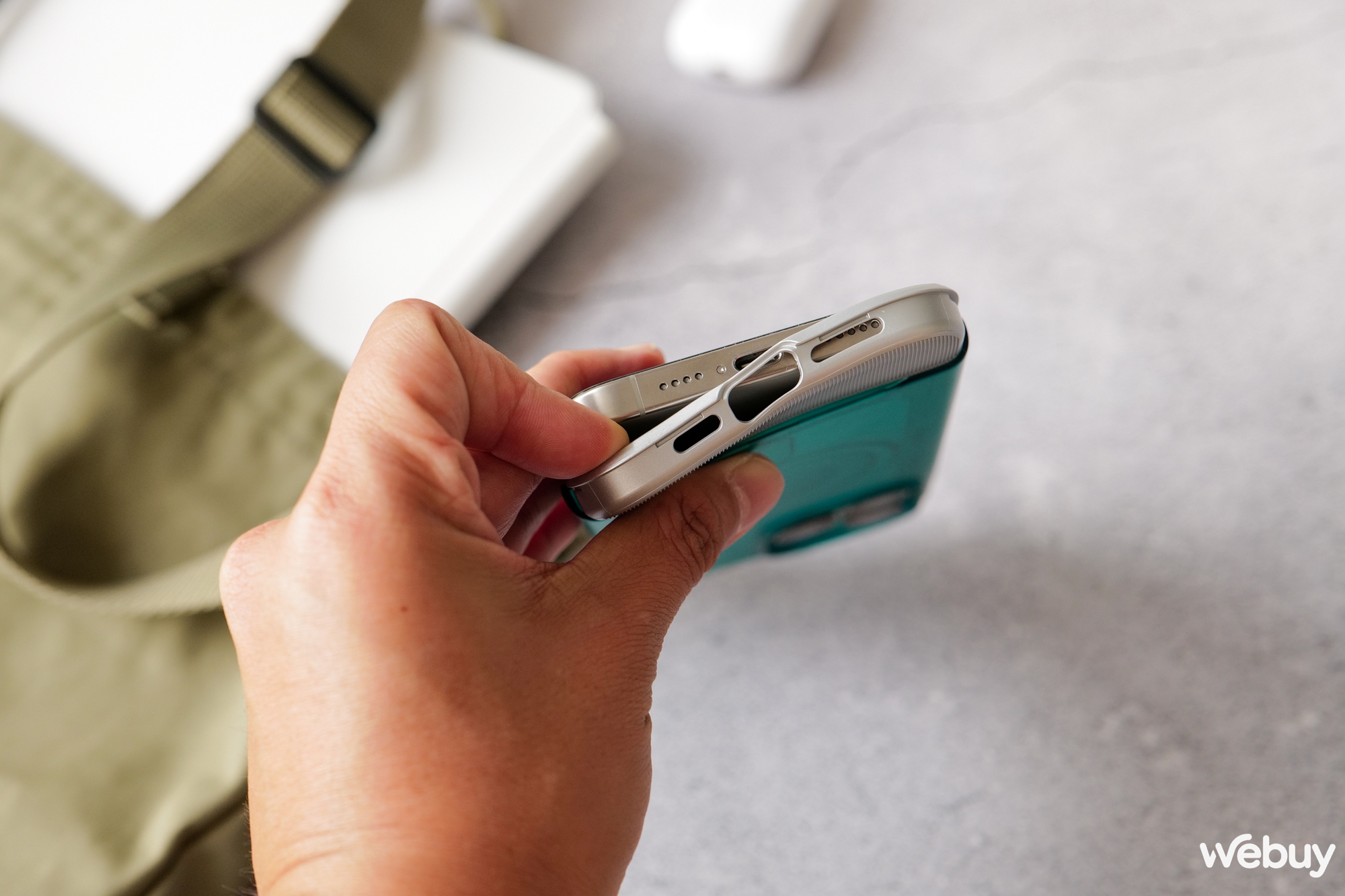 Trên tay 2 mẫu ốp lưng siêu độc lạ của Spigen dành cho iPhone 15 Pro Max- Ảnh 11. Trên tay 2 mẫu ốp lưng siêu độc lạ của Spigen dành cho iPhone 15 Pro Max- Ảnh 11.