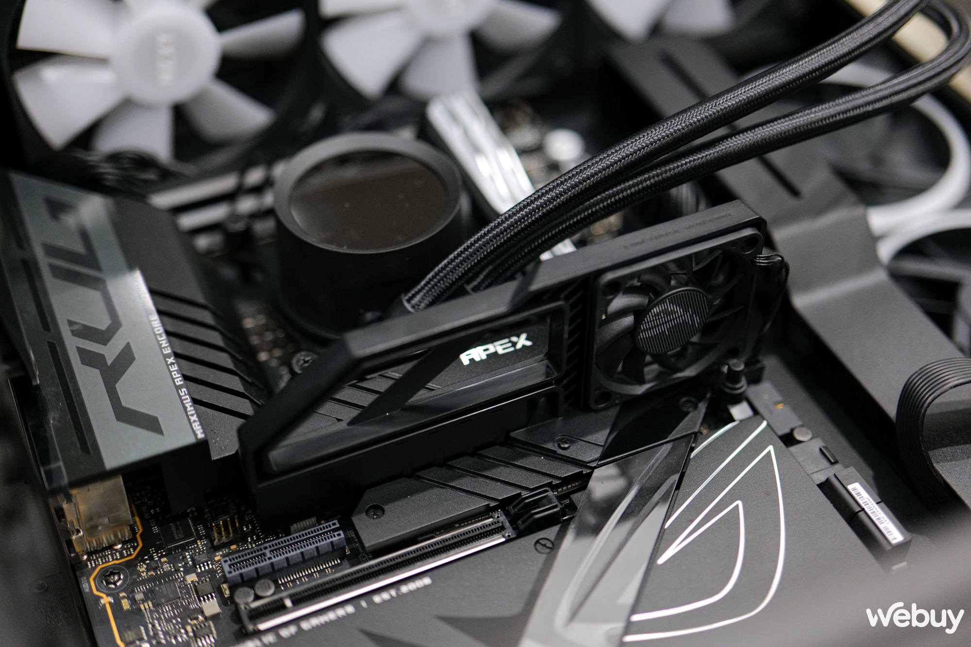 Trải nghiệm nhanh ROG MAXIMUS Z790 APEX ENCORE: Bo mạch chủ hàng đầu cho người dùng thích "em yêu khoa học"- Ảnh 16. Trải nghiệm nhanh ROG MAXIMUS Z790 APEX ENCORE: Bo mạch chủ hàng đầu cho người dùng thích "em yêu khoa học"- Ảnh 16.