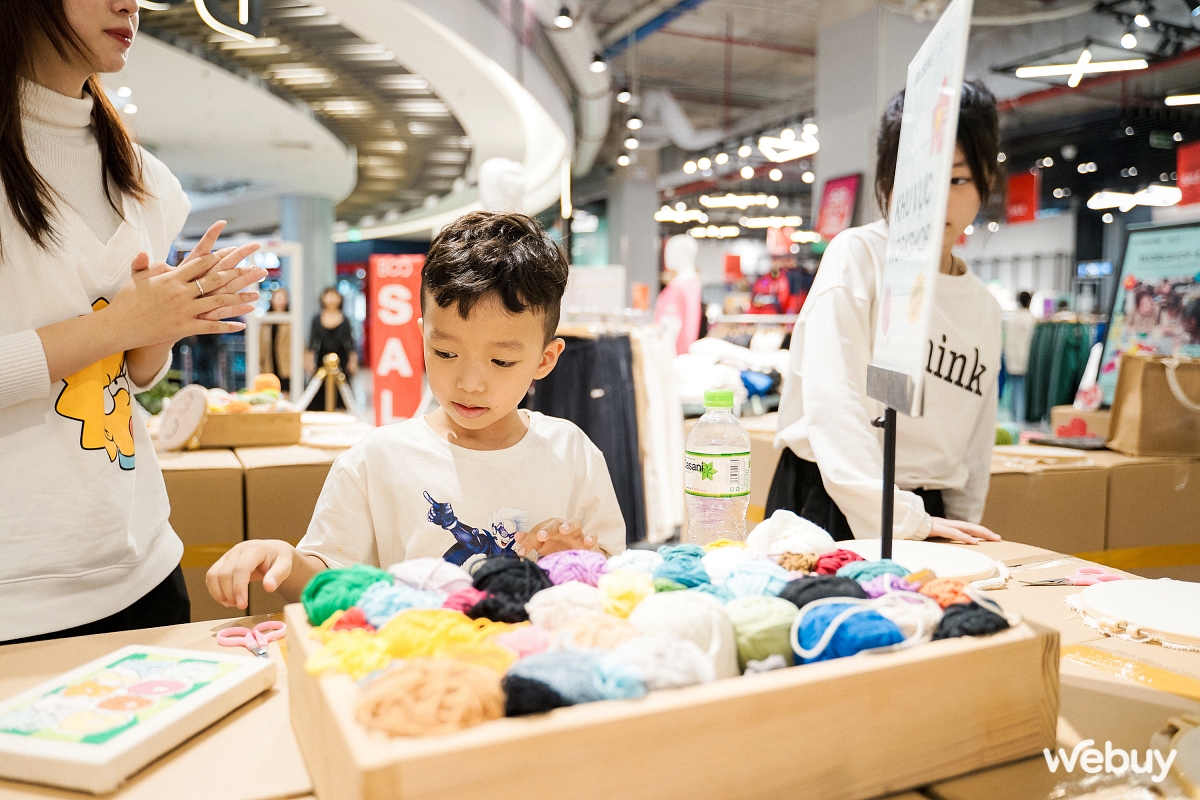 Giới trẻ Hà Nội thích thú nhập hội “Iu Vĩbe”, tự làm ốp lưng len thêu tay và in áo với Galaxy Z Flip5- Ảnh 8. Giới trẻ Hà Nội thích thú nhập hội “Iu Vĩbe”, tự làm ốp lưng len thêu tay và in áo với Galaxy Z Flip5- Ảnh 8.