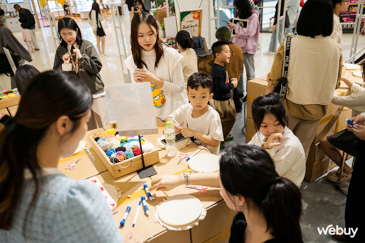 Giới trẻ Hà Nội thích thú nhập hội “Iu Vĩbe”, tự làm ốp lưng len thêu tay và in áo với Galaxy Z Flip5- Ảnh 9. Giới trẻ Hà Nội thích thú nhập hội “Iu Vĩbe”, tự làm ốp lưng len thêu tay và in áo với Galaxy Z Flip5- Ảnh 9.