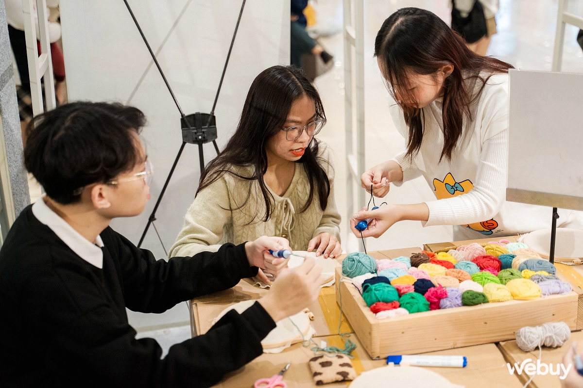 Giới trẻ Hà Nội thích thú nhập hội “Iu Vĩbe”, tự làm ốp lưng len thêu tay và in áo với Galaxy Z Flip5- Ảnh 10. Giới trẻ Hà Nội thích thú nhập hội “Iu Vĩbe”, tự làm ốp lưng len thêu tay và in áo với Galaxy Z Flip5- Ảnh 10.