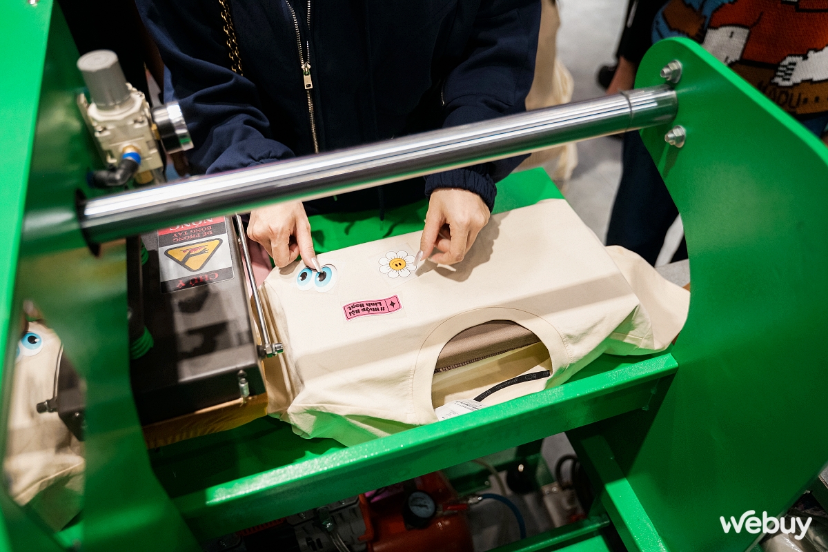 Giới trẻ Hà Nội thích thú nhập hội “Iu Vĩbe”, tự làm ốp lưng len thêu tay và in áo với Galaxy Z Flip5- Ảnh 24. Giới trẻ Hà Nội thích thú nhập hội “Iu Vĩbe”, tự làm ốp lưng len thêu tay và in áo với Galaxy Z Flip5- Ảnh 24.