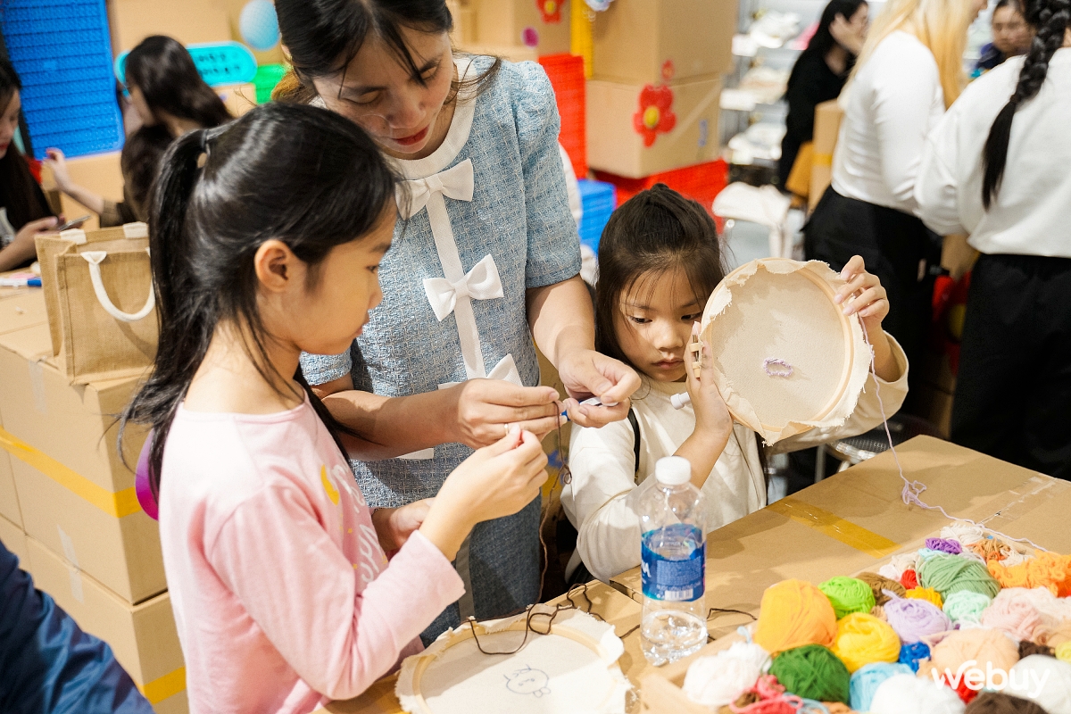 Giới trẻ Hà Nội thích thú nhập hội “Iu Vĩbe”, tự làm ốp lưng len thêu tay và in áo với Galaxy Z Flip5- Ảnh 6. Giới trẻ Hà Nội thích thú nhập hội “Iu Vĩbe”, tự làm ốp lưng len thêu tay và in áo với Galaxy Z Flip5- Ảnh 6.