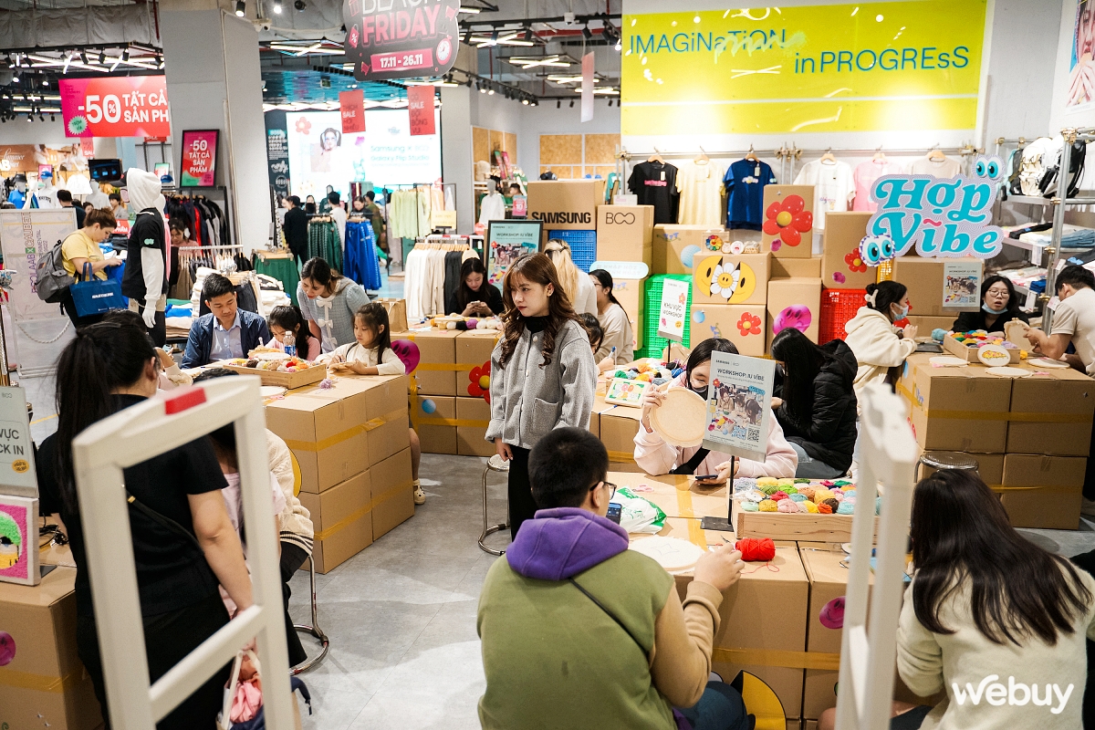 Giới trẻ Hà Nội thích thú nhập hội “Iu Vĩbe”, tự làm ốp lưng len thêu tay và in áo với Galaxy Z Flip5- Ảnh 4. Giới trẻ Hà Nội thích thú nhập hội “Iu Vĩbe”, tự làm ốp lưng len thêu tay và in áo với Galaxy Z Flip5- Ảnh 4.