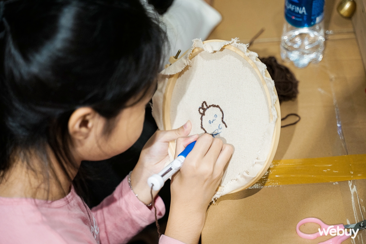 Giới trẻ Hà Nội thích thú nhập hội “Iu Vĩbe”, tự làm ốp lưng len thêu tay và in áo với Galaxy Z Flip5- Ảnh 7. Giới trẻ Hà Nội thích thú nhập hội “Iu Vĩbe”, tự làm ốp lưng len thêu tay và in áo với Galaxy Z Flip5- Ảnh 7.