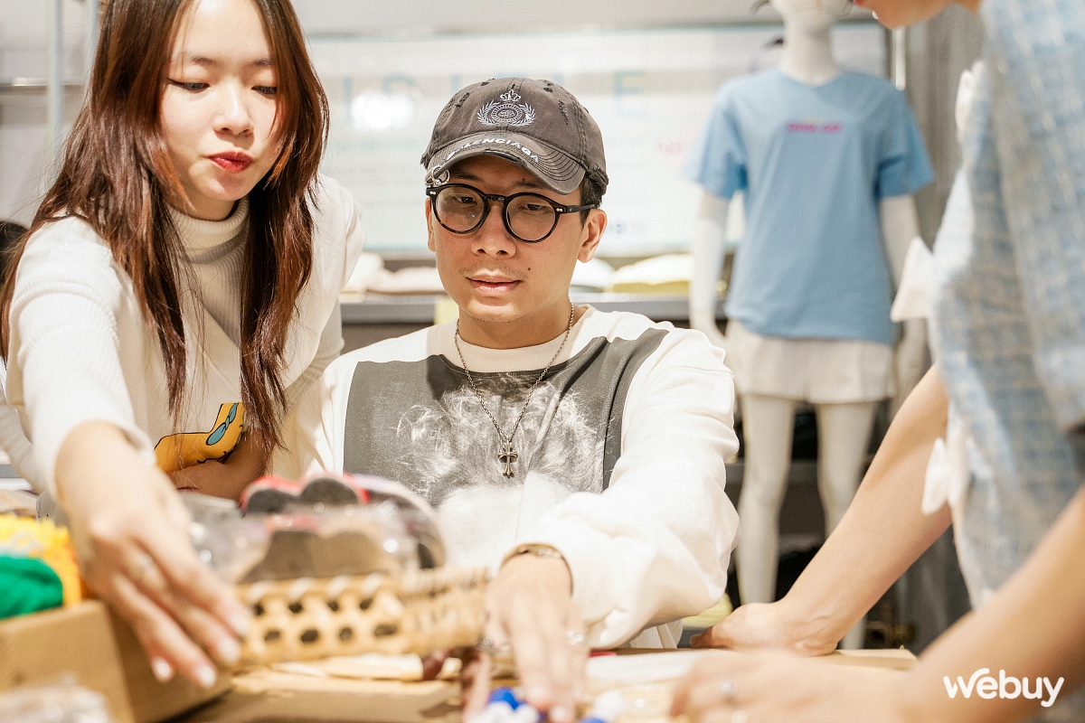 Giới trẻ Hà Nội thích thú nhập hội “Iu Vĩbe”, tự làm ốp lưng len thêu tay và in áo với Galaxy Z Flip5- Ảnh 14. Giới trẻ Hà Nội thích thú nhập hội “Iu Vĩbe”, tự làm ốp lưng len thêu tay và in áo với Galaxy Z Flip5- Ảnh 14.