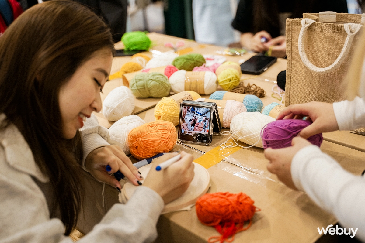 Giới trẻ Hà Nội thích thú nhập hội “Iu Vĩbe”, tự làm ốp lưng len thêu tay và in áo với Galaxy Z Flip5- Ảnh 17. Giới trẻ Hà Nội thích thú nhập hội “Iu Vĩbe”, tự làm ốp lưng len thêu tay và in áo với Galaxy Z Flip5- Ảnh 17.