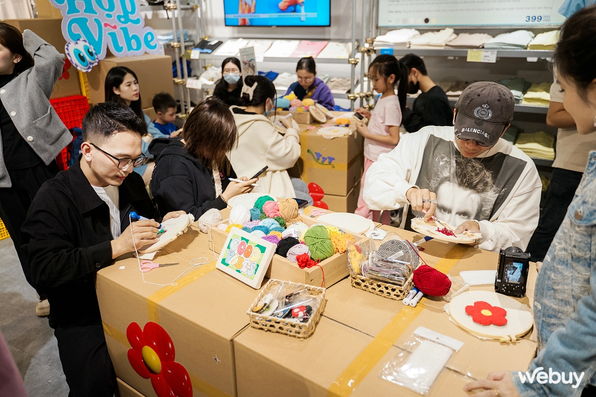 Giới trẻ Hà Nội thích thú nhập hội “Iu Vĩbe”, tự làm ốp lưng len thêu tay và in áo với Galaxy Z Flip5- Ảnh 15. Giới trẻ Hà Nội thích thú nhập hội “Iu Vĩbe”, tự làm ốp lưng len thêu tay và in áo với Galaxy Z Flip5- Ảnh 15.