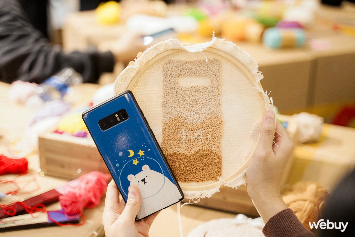 Giới trẻ Hà Nội thích thú nhập hội “Iu Vĩbe”, tự làm ốp lưng len thêu tay và in áo với Galaxy Z Flip5- Ảnh 18. Giới trẻ Hà Nội thích thú nhập hội “Iu Vĩbe”, tự làm ốp lưng len thêu tay và in áo với Galaxy Z Flip5- Ảnh 18.