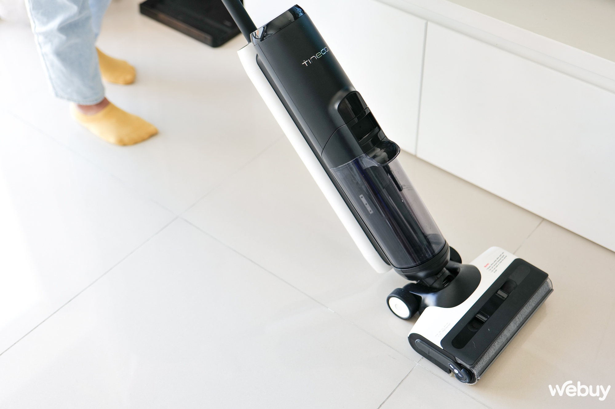 Trải nghiệm Tineco Floor One S6: Vừa lau vừa hút, dọn sạch cả vết cà phê đổ, tự giặt con lăn và phát hiện độ bẩn- Ảnh 3. Trải nghiệm Tineco Floor One S6: Vừa lau vừa hút, dọn sạch cả vết cà phê đổ, tự giặt con lăn và phát hiện độ bẩn- Ảnh 3.