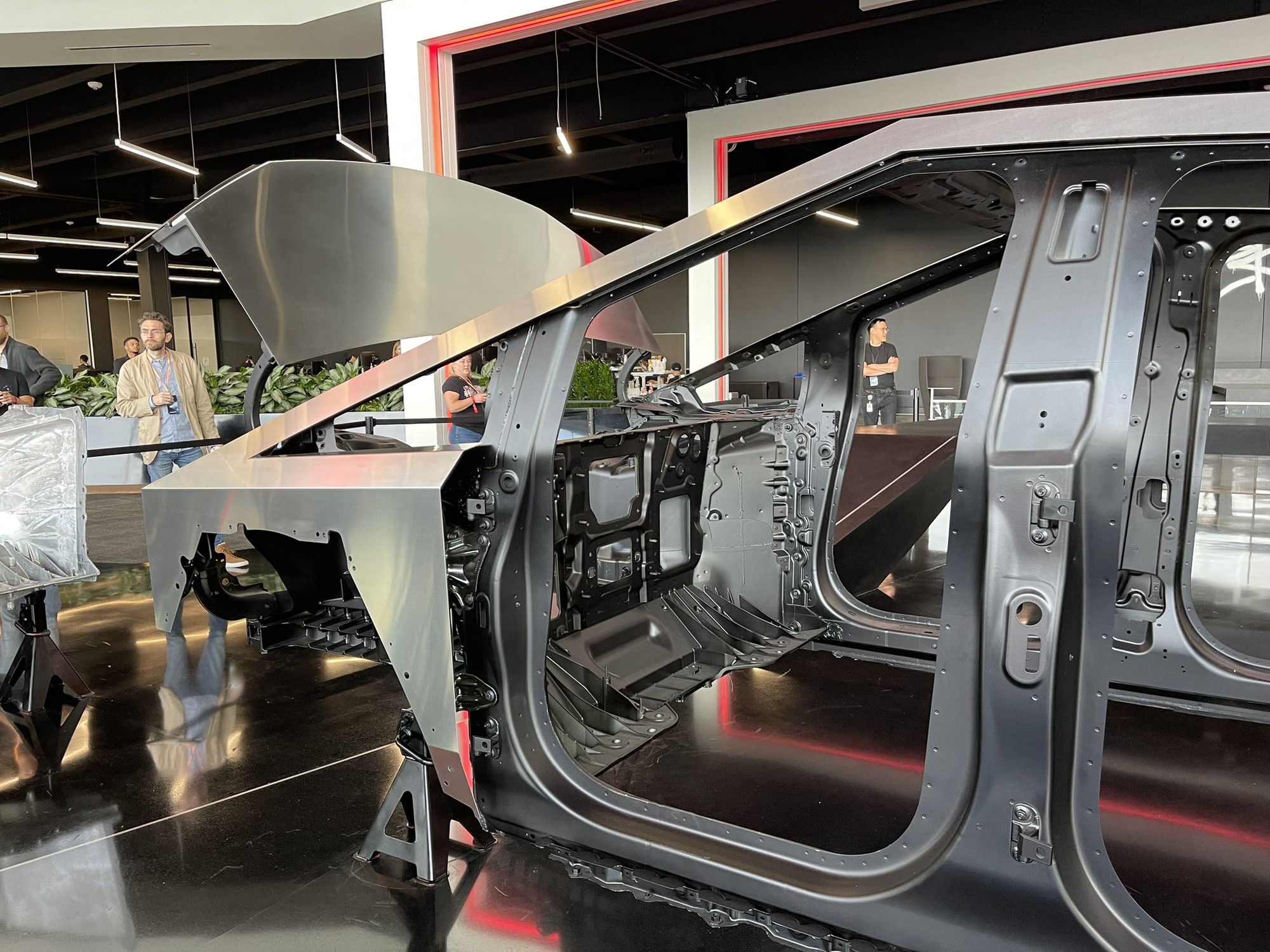 Siêu bán tải chạy điện Tesla Cybertruck lộ diện, kéo theo xe khác vẫn đánh bại Porsche 911- Ảnh 4. Siêu bán tải chạy điện Tesla Cybertruck lộ diện, kéo theo xe khác vẫn đánh bại Porsche 911- Ảnh 4.