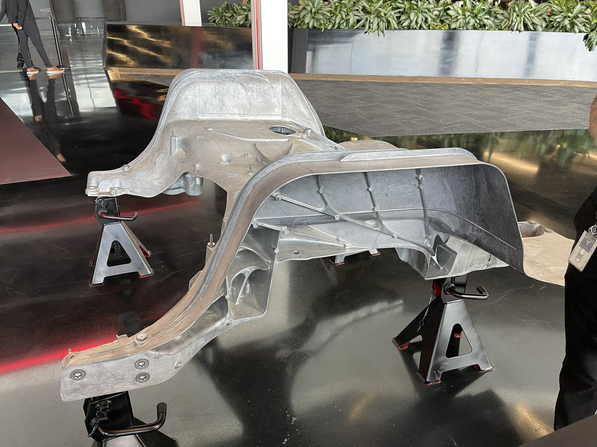 Siêu bán tải chạy điện Tesla Cybertruck lộ diện, kéo theo xe khác vẫn đánh bại Porsche 911- Ảnh 5. Siêu bán tải chạy điện Tesla Cybertruck lộ diện, kéo theo xe khác vẫn đánh bại Porsche 911- Ảnh 5.