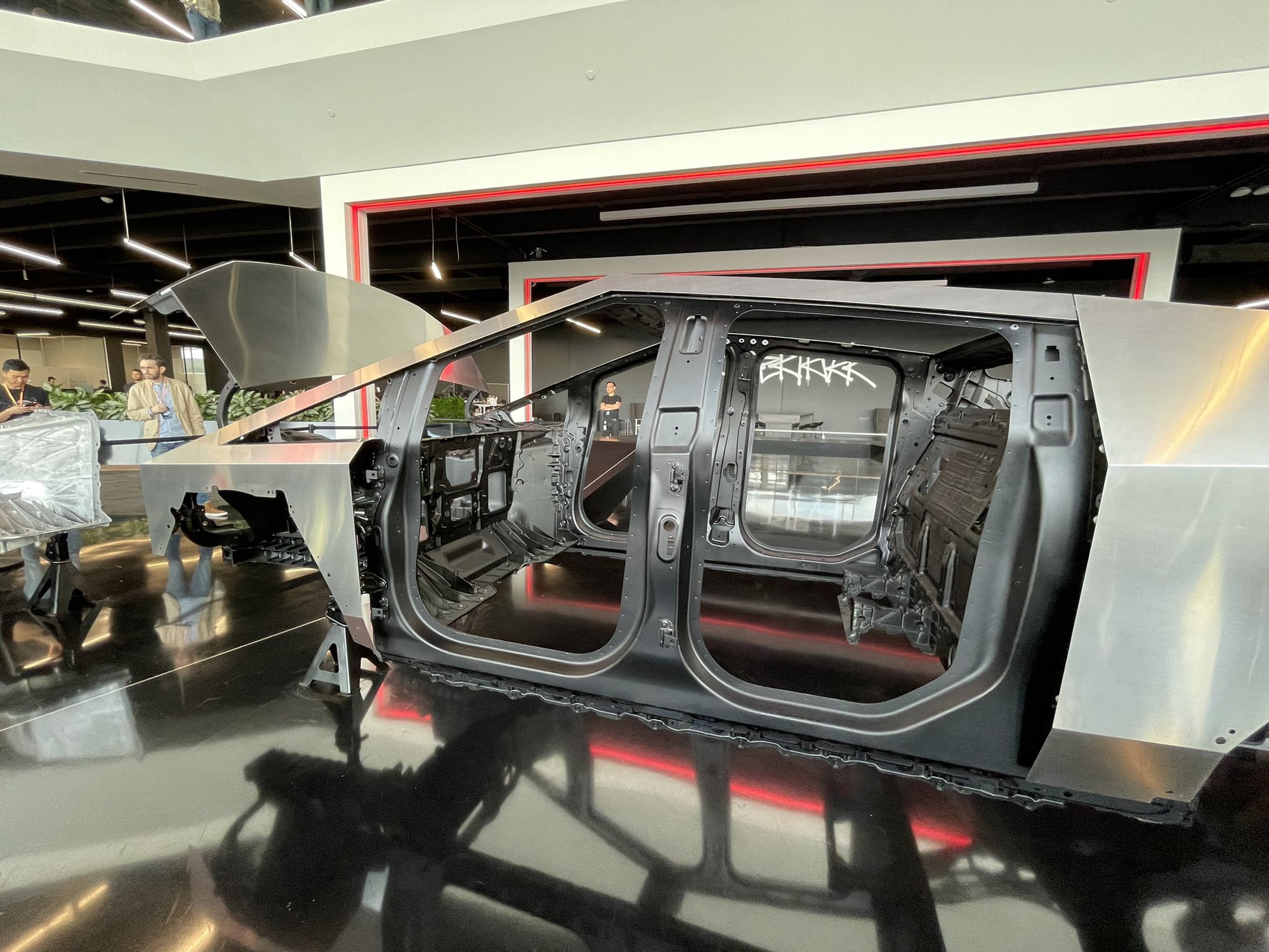 Siêu bán tải chạy điện Tesla Cybertruck lộ diện, kéo theo xe khác vẫn đánh bại Porsche 911- Ảnh 2. Siêu bán tải chạy điện Tesla Cybertruck lộ diện, kéo theo xe khác vẫn đánh bại Porsche 911- Ảnh 2.