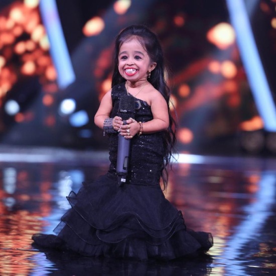 Jyoti Amge: Người phụ nữ thấp nhất thế giới, chỉ cao 62,6 cm!- Ảnh 1.