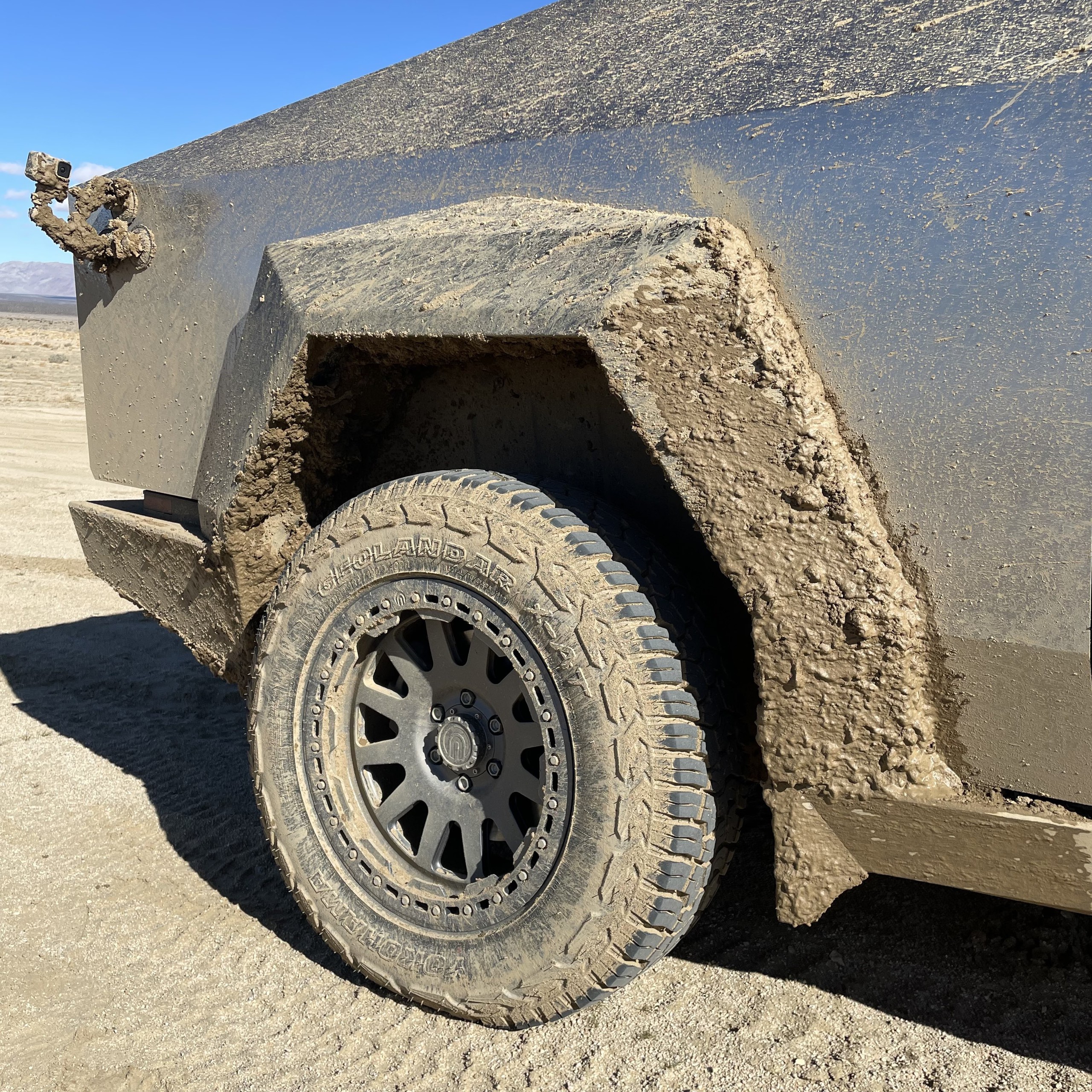 Mang thử Cybertruck đi off-road, ai ngờ gãy luôn cả bánh xe!- Ảnh 5.